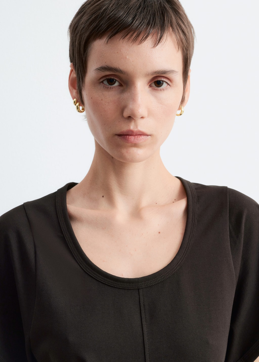 Image of T-shirt con ampia scollatura