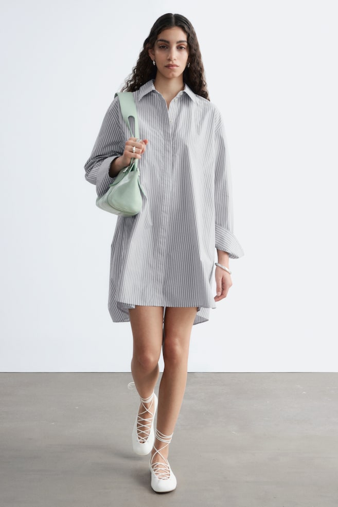 Robe-chemise courte oversize - Rayures fines gris/blanc/Blanc / Motif floral bleu - 1