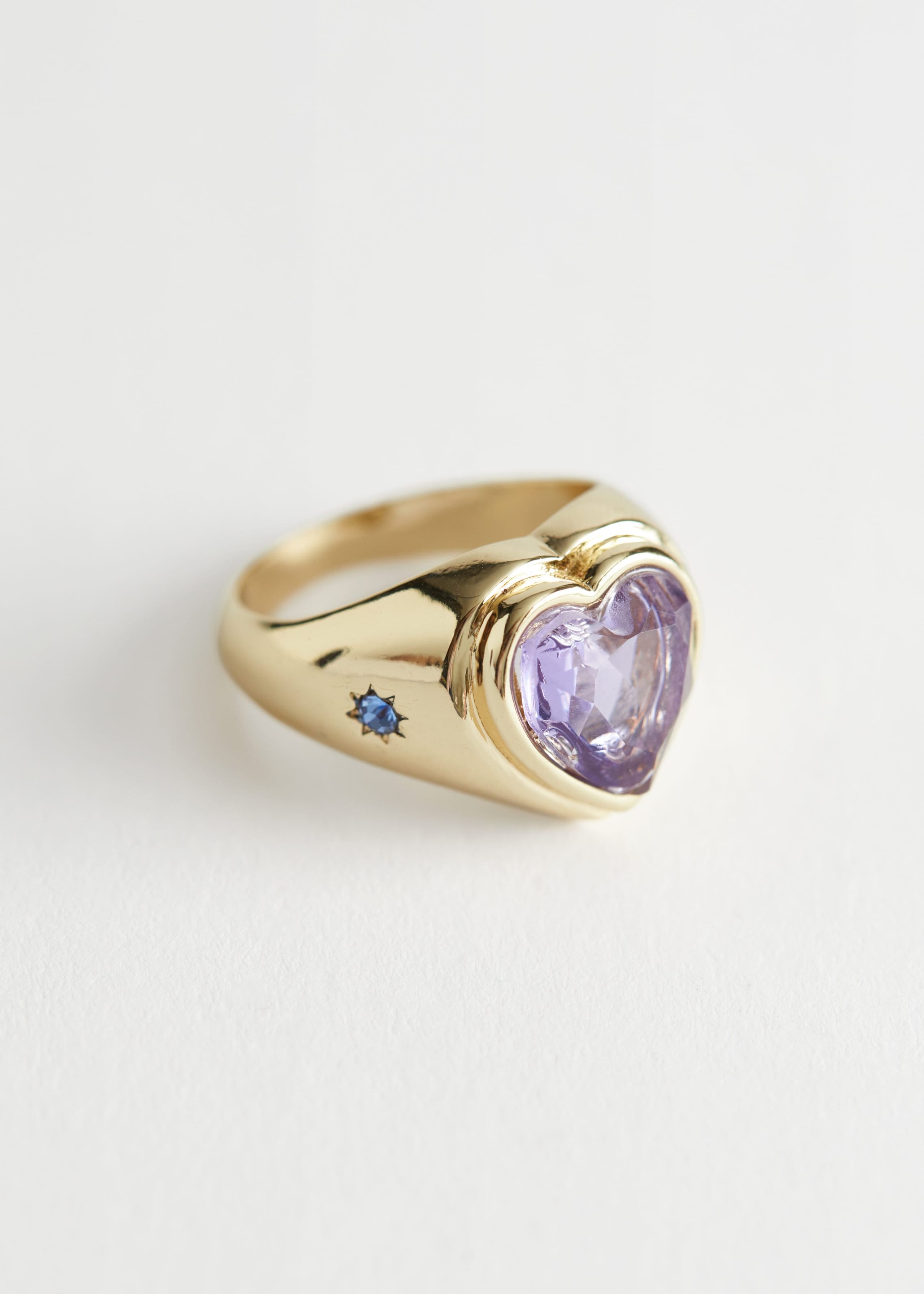 Siegelring mit schimmerndem Herz - Gold - Stillleben