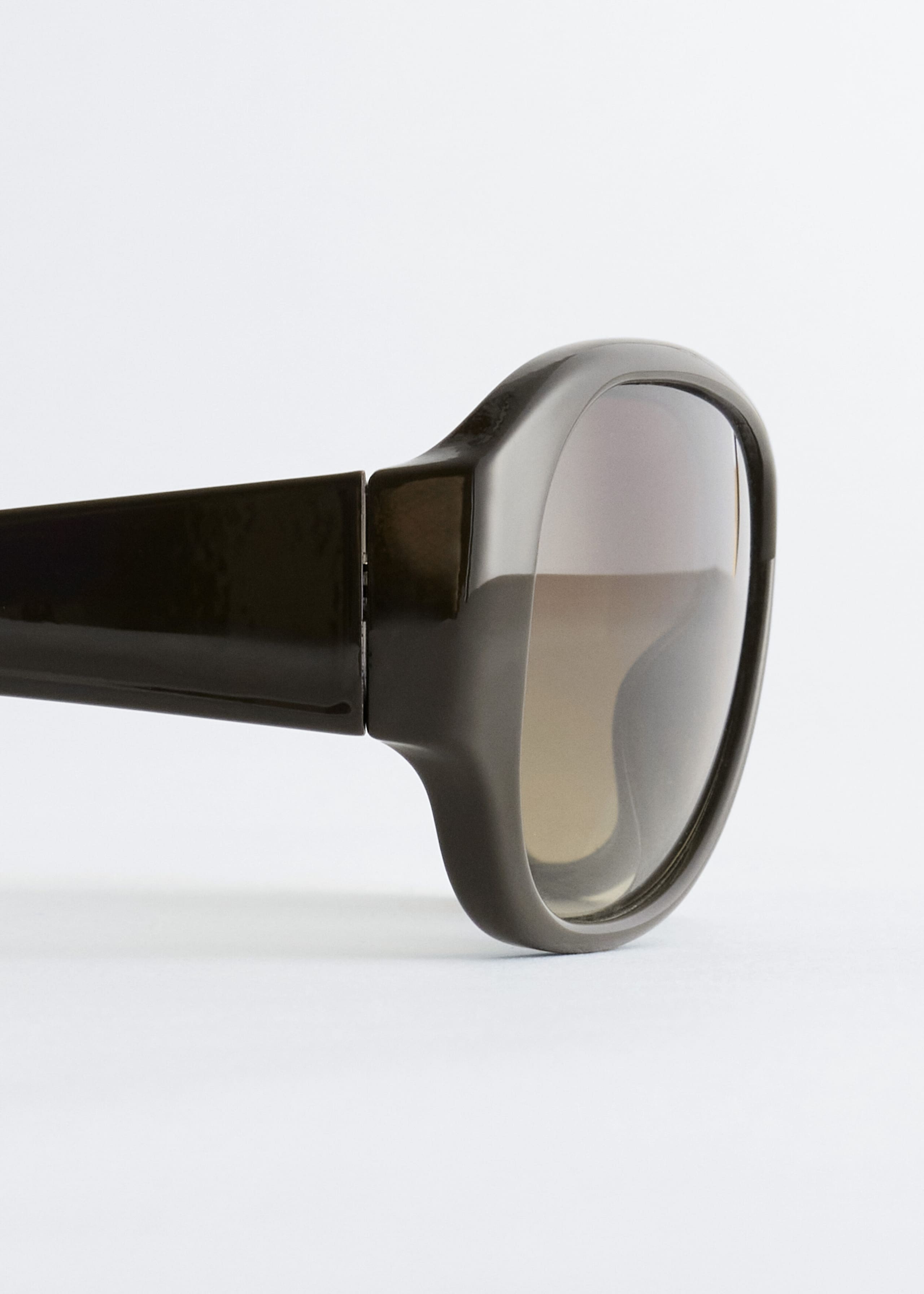 Oversized Curved Sunglasses - {{variantName}} - Descriptive Detail