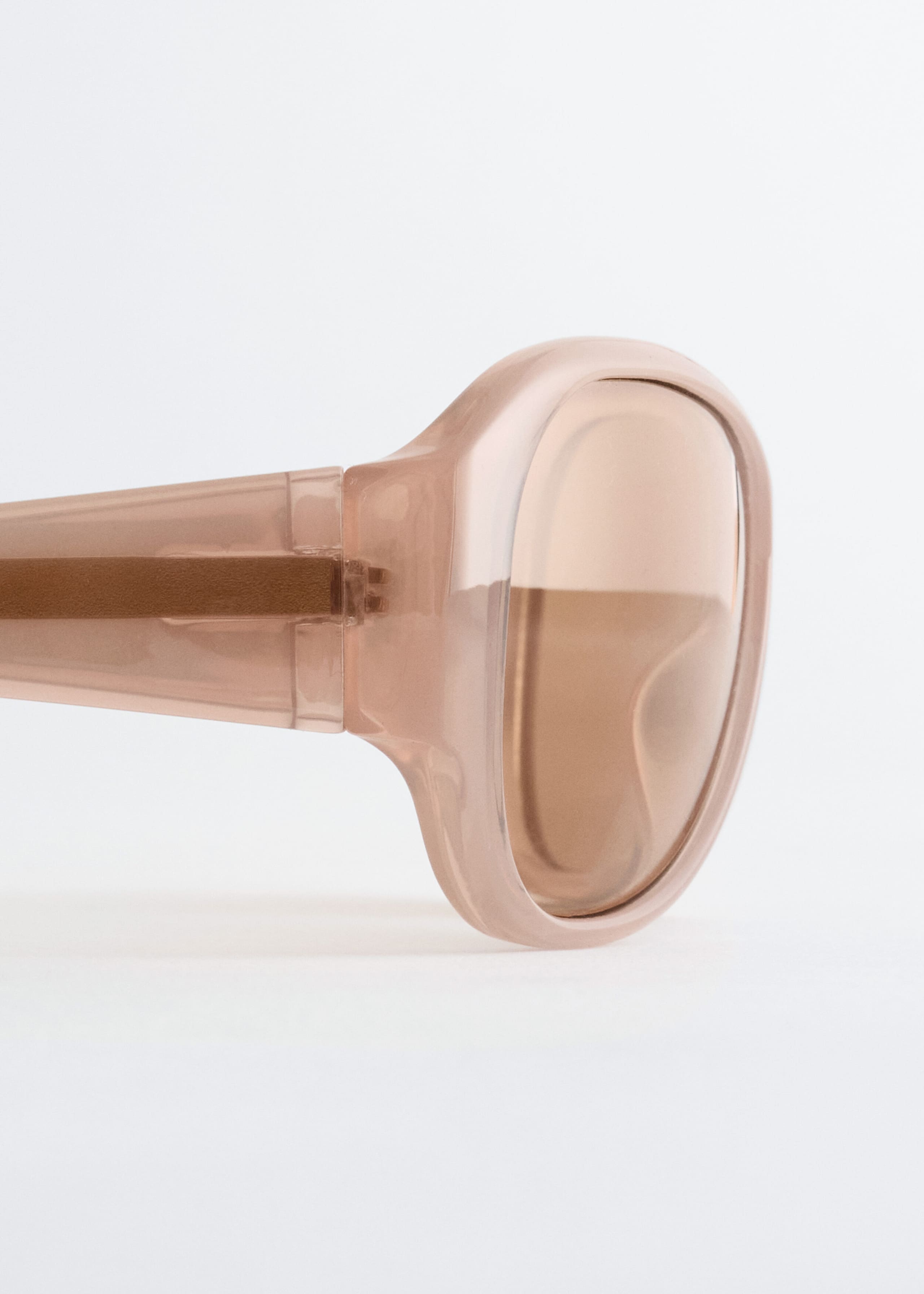 Oversized Curved Sunglasses - {{variantName}} - Descriptive Detail