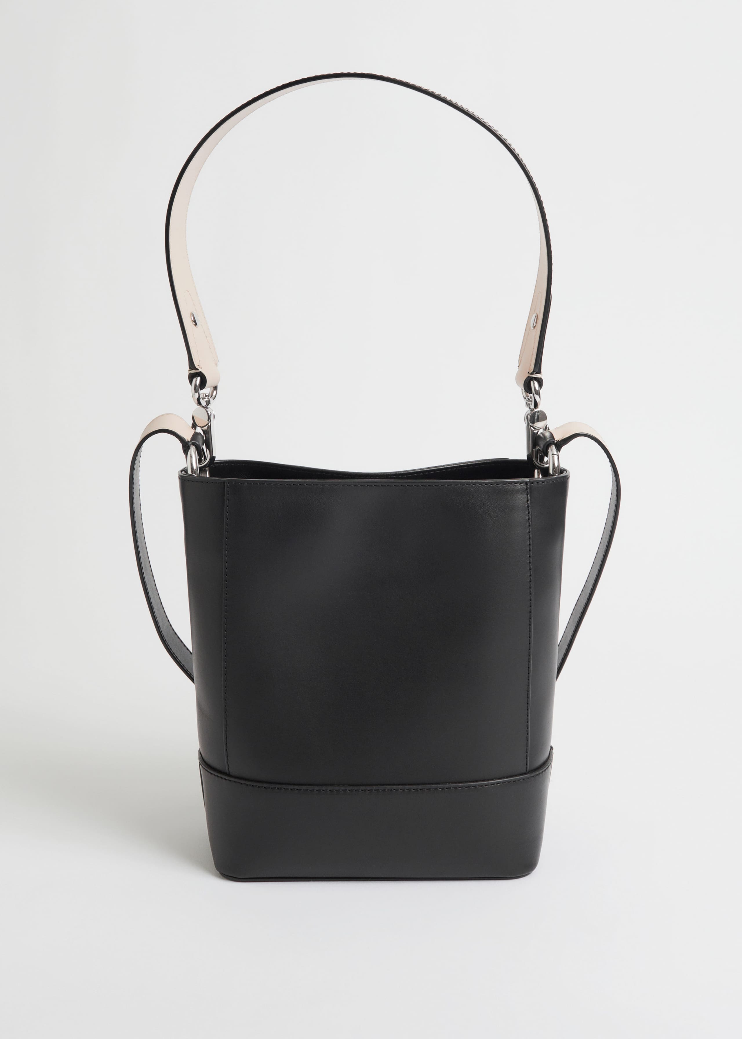 Beuteltasche aus Leder mit Akzenten - Schwarz/Creme - Stillleben
