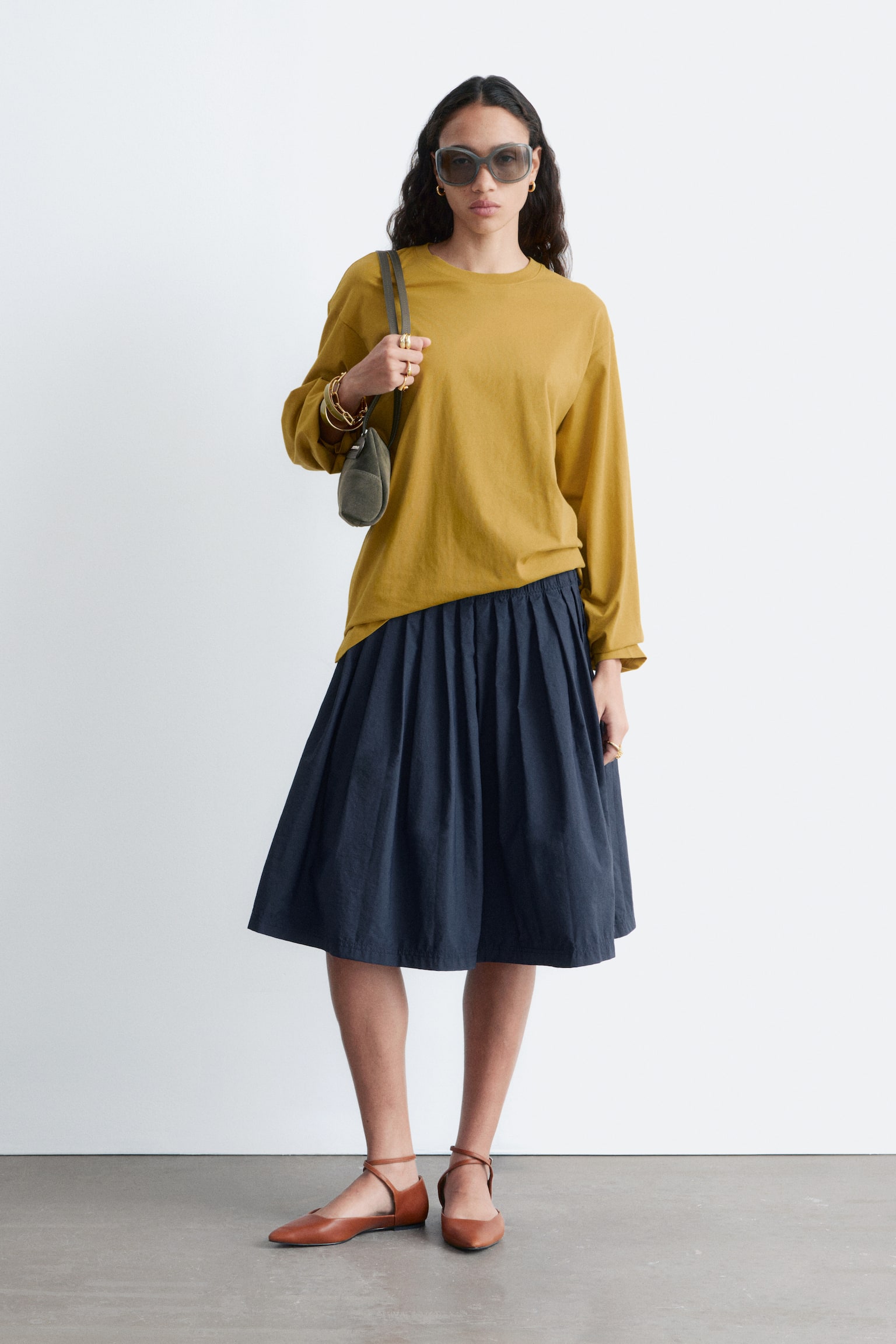 נעלי בלט שטוחות מעור עם רצועות מוצלבות - חום/לבן - 1