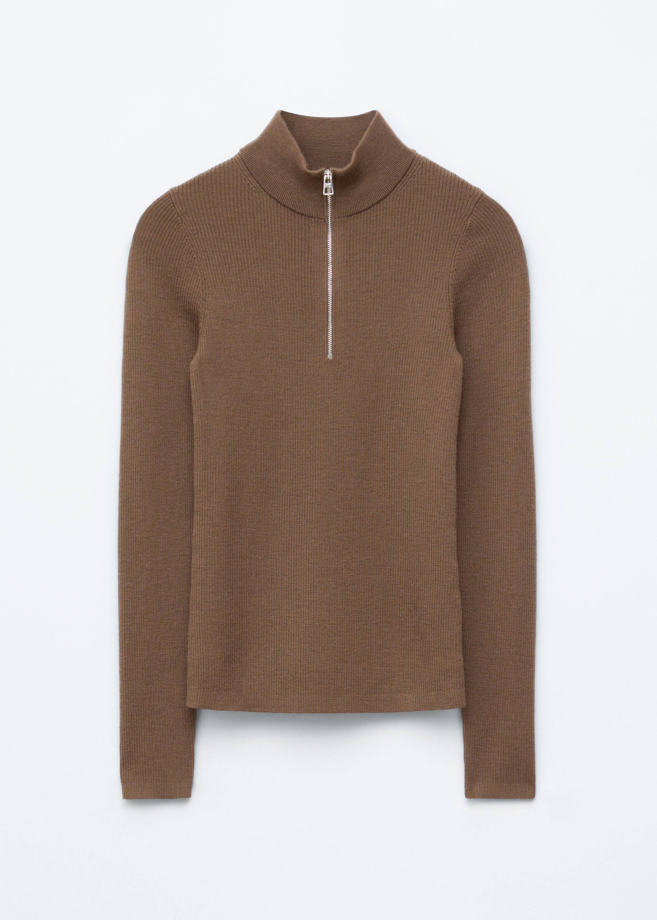 Visa större bild: En brun stickad jumper visar sin framsida, med en ribbstickad struktur och en smal passform. Den är designad med en fuskpolokrage och ett silverfärgat halvt blixtlås.