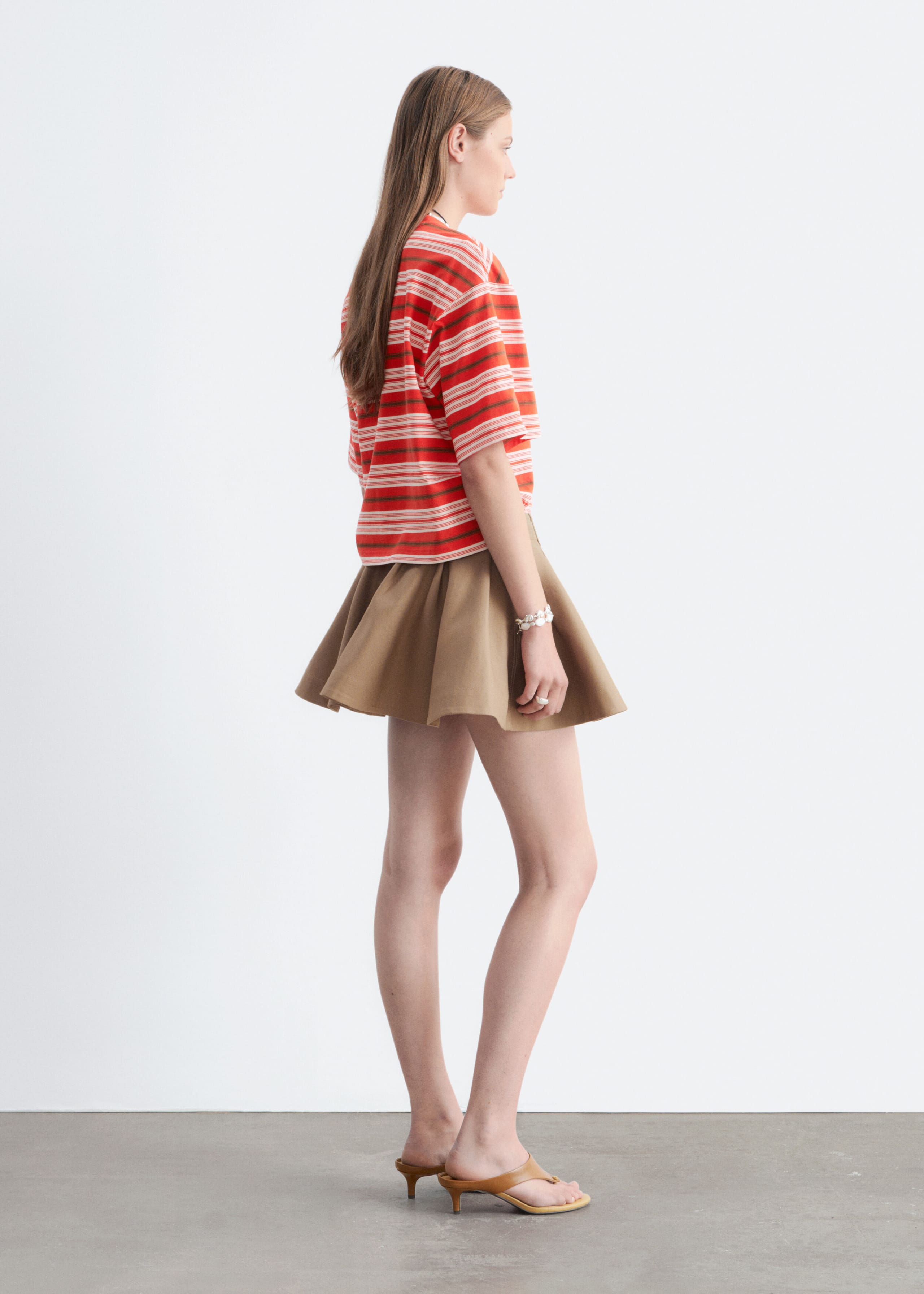 Minigonna a pieghe - Beige - Lookbook
