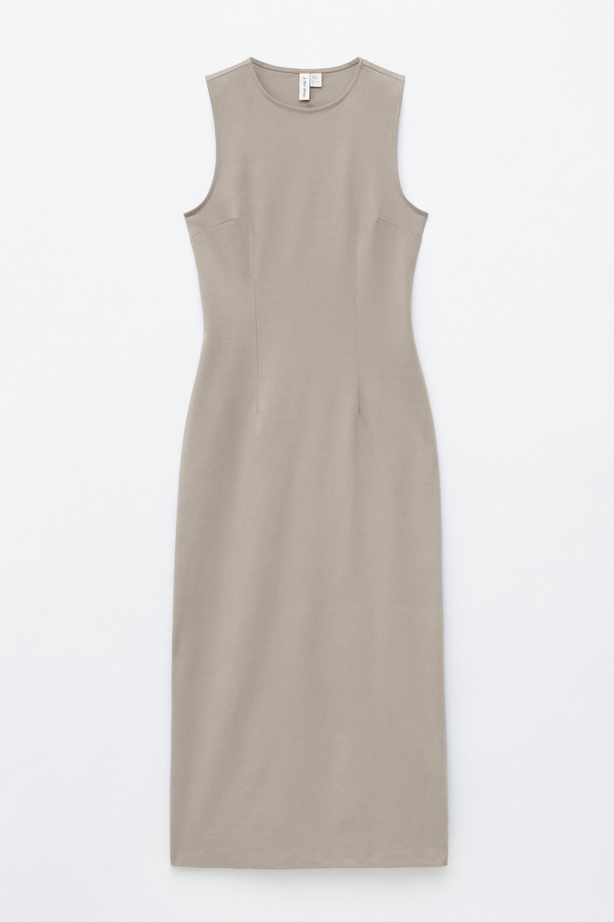 Größeres Bild anzeigen: Das ärmellose Midikleid in hellem Taupe wird von vorne gezeigt und verfügt über einen runden Crewneck. Vertikale Nähte formen die figurbetonte Silhouette, und ein kleines weißes Etikett ist am hinteren Halsausschnitt sichtbar.