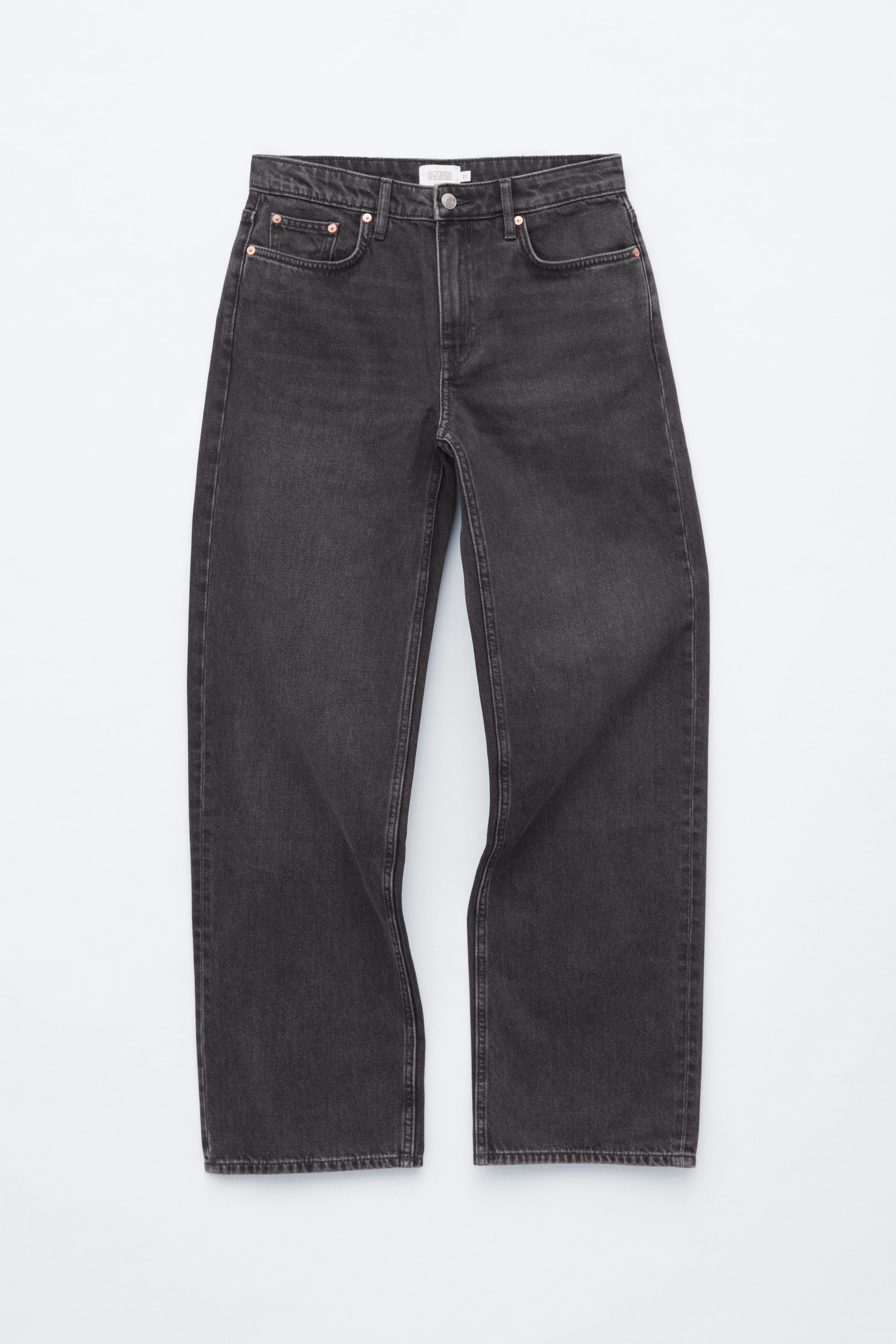 Agrandir l'image: Une paire de jeans droits en gris foncé délavé est posée à plat, mettant en valeur l’avant avec une taille mi-haute, une coupe classique à cinq poches et une fermeture à bouton.
