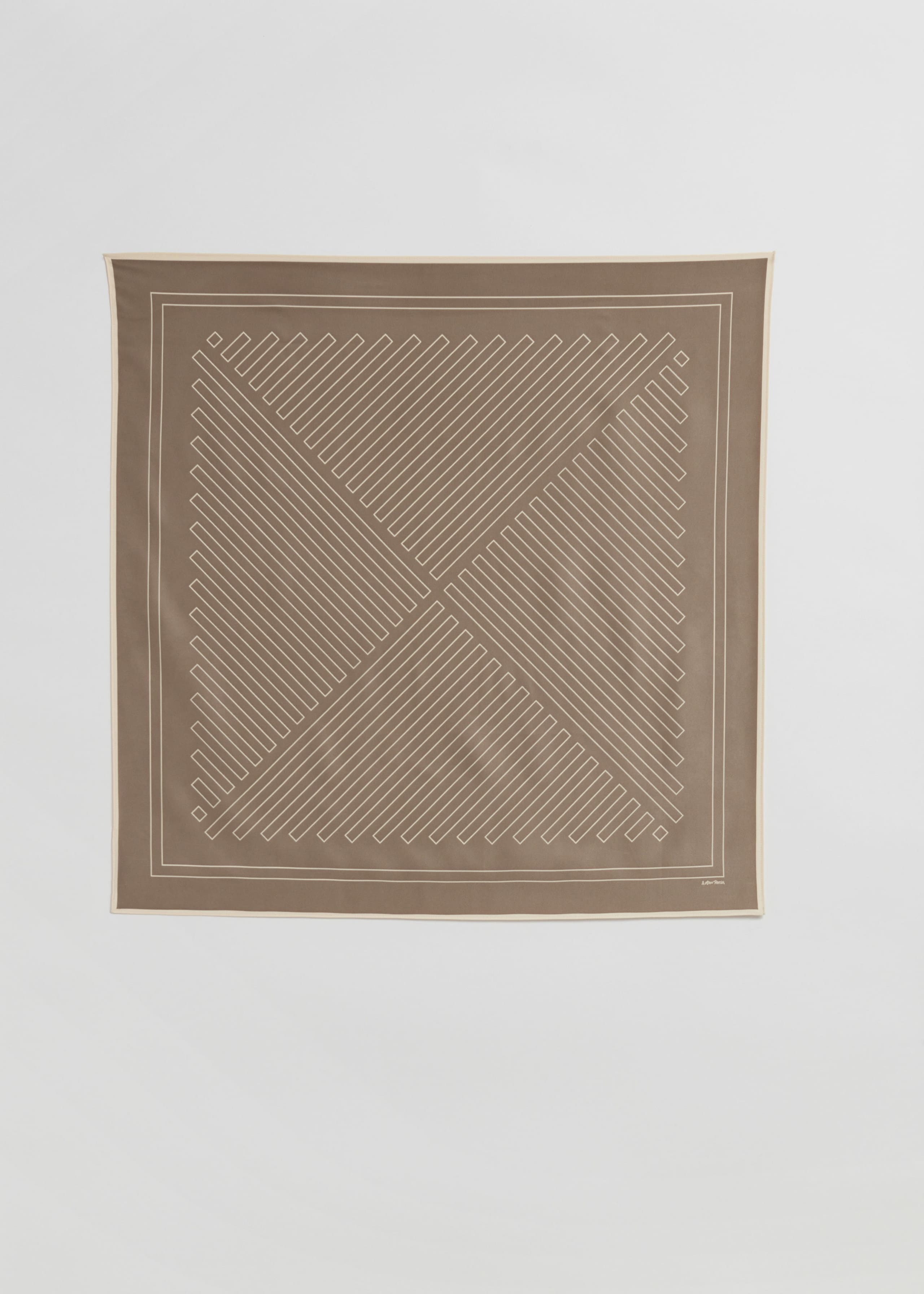 Grafisches quadratisches Halstuch - Taupe - Stillleben