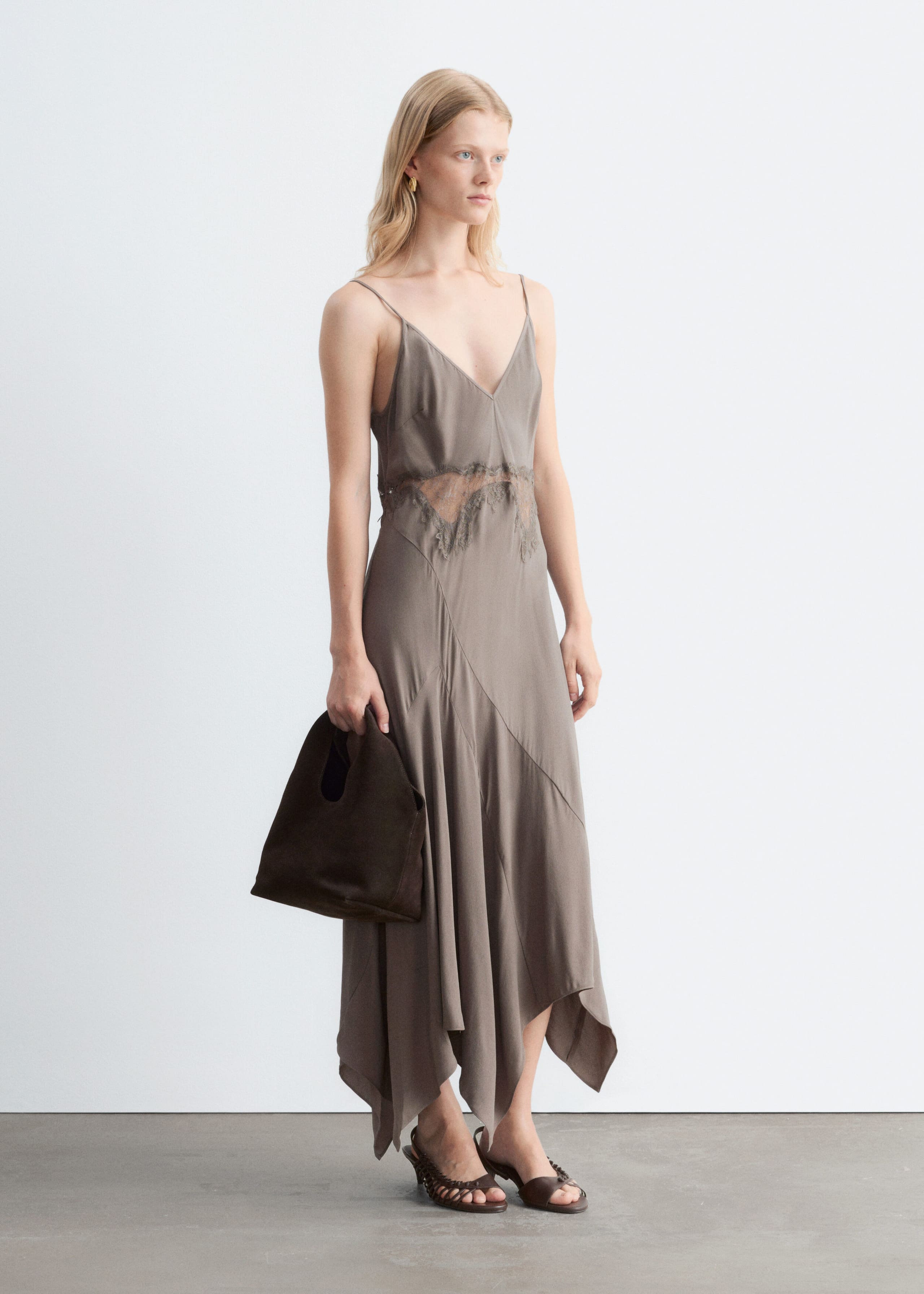 Asymmetrisches Midi-Trägerkleid aus Satin - Graubraun - Lookbook