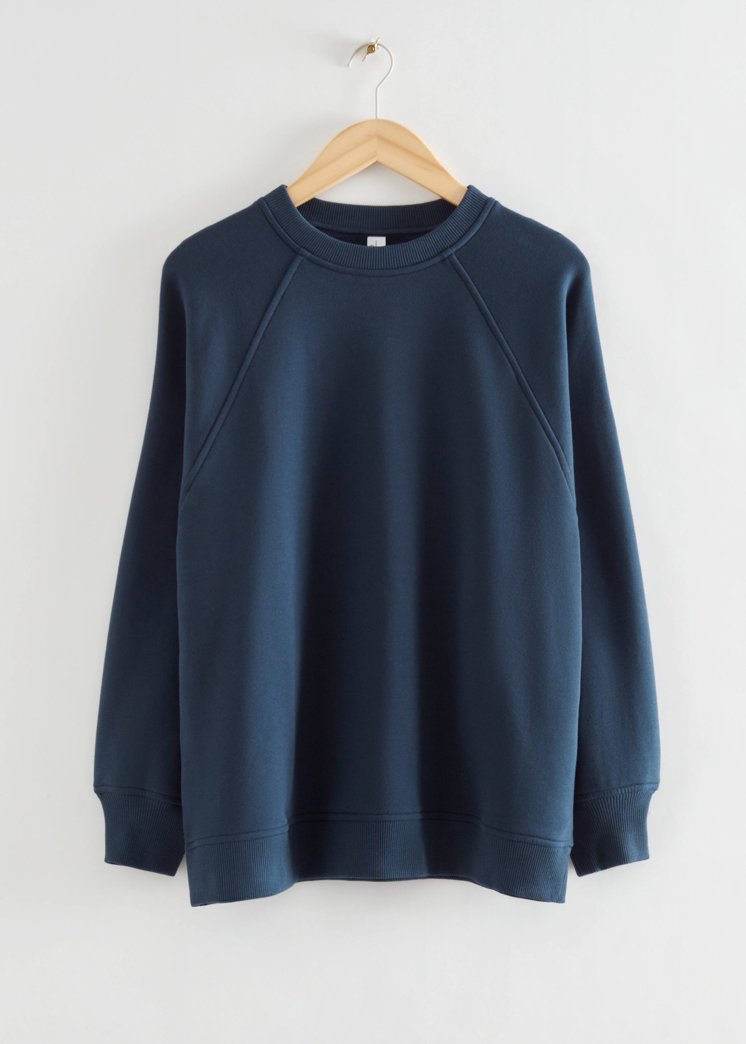 Lockeres, voluminöses Sweatshirt - Dunkelblau - Stillleben