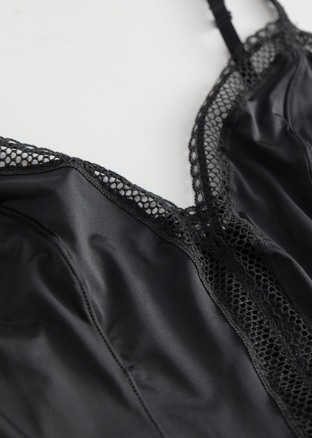 Strappy LaceTrim Bodysuit - {{variantName}} - Detalle descriptivo