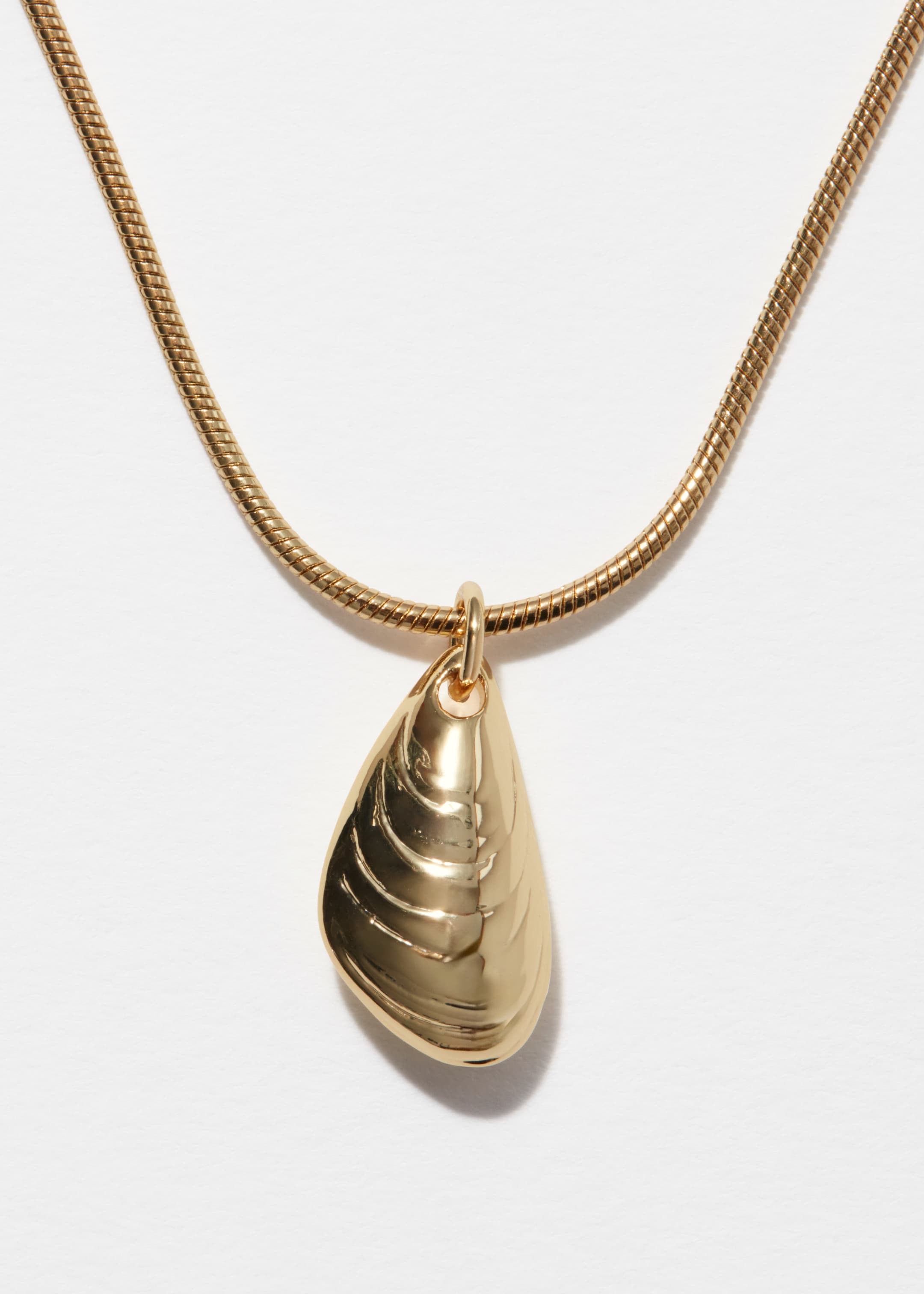 Visa större bild: Ormlänkshalsband med hänge - Guld - DAM | H&M SE 2