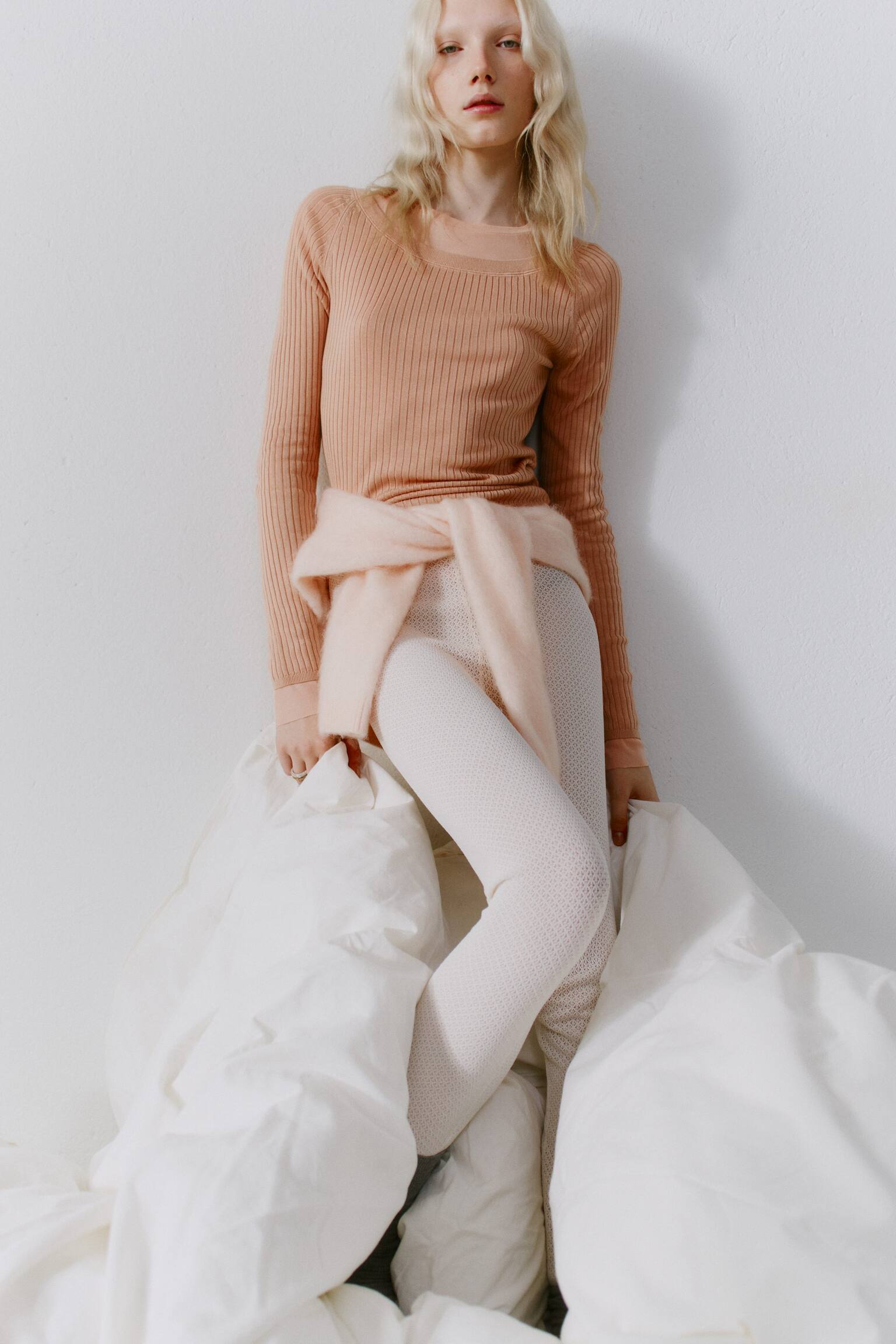 Oberteil aus Rippstrick mit U-Boot-Ausschnitt - Pfirsich/Schwarz - 7