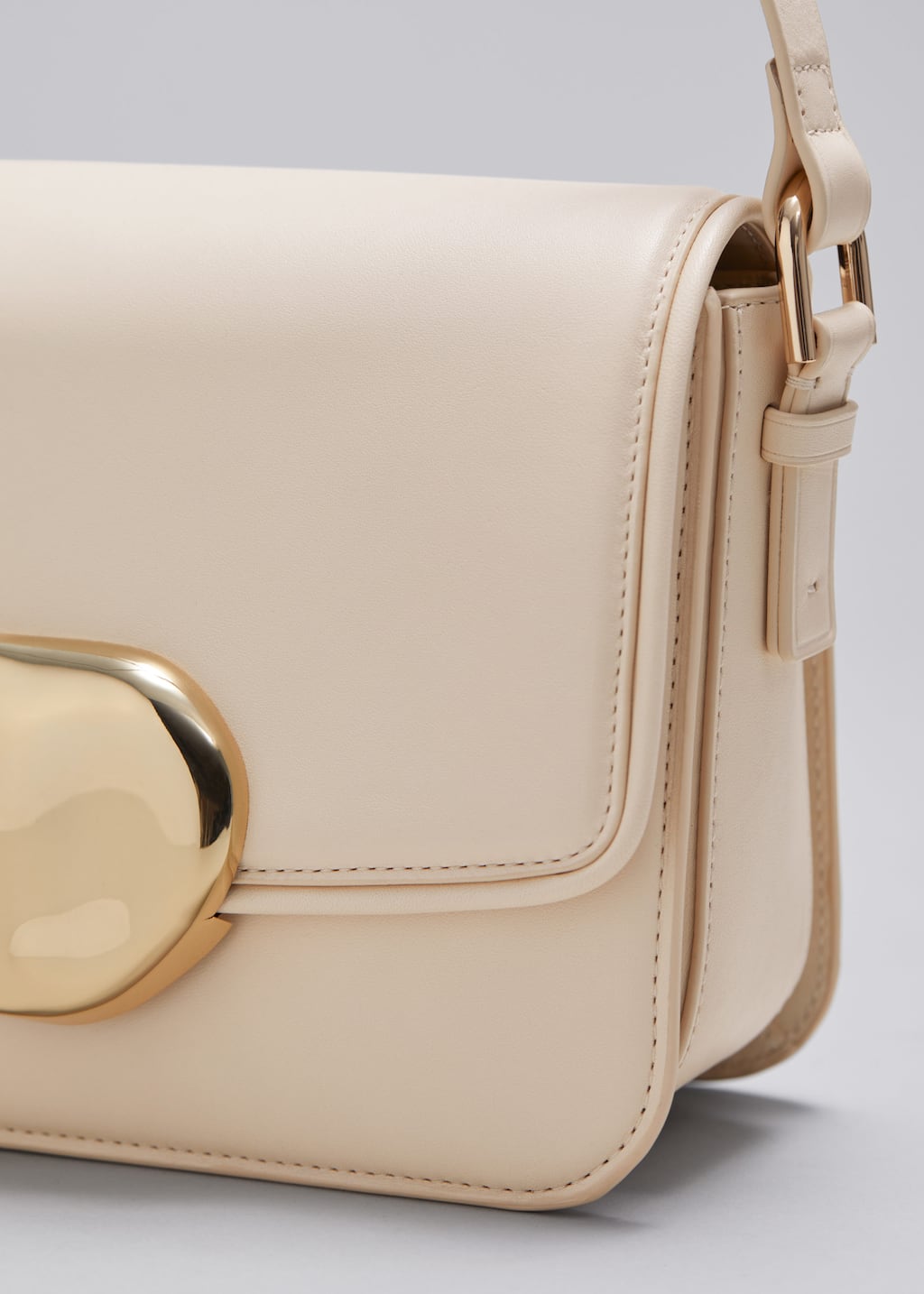 Sculptural Buckle Leather Bag - {{variantName}} - Descriptive Detail