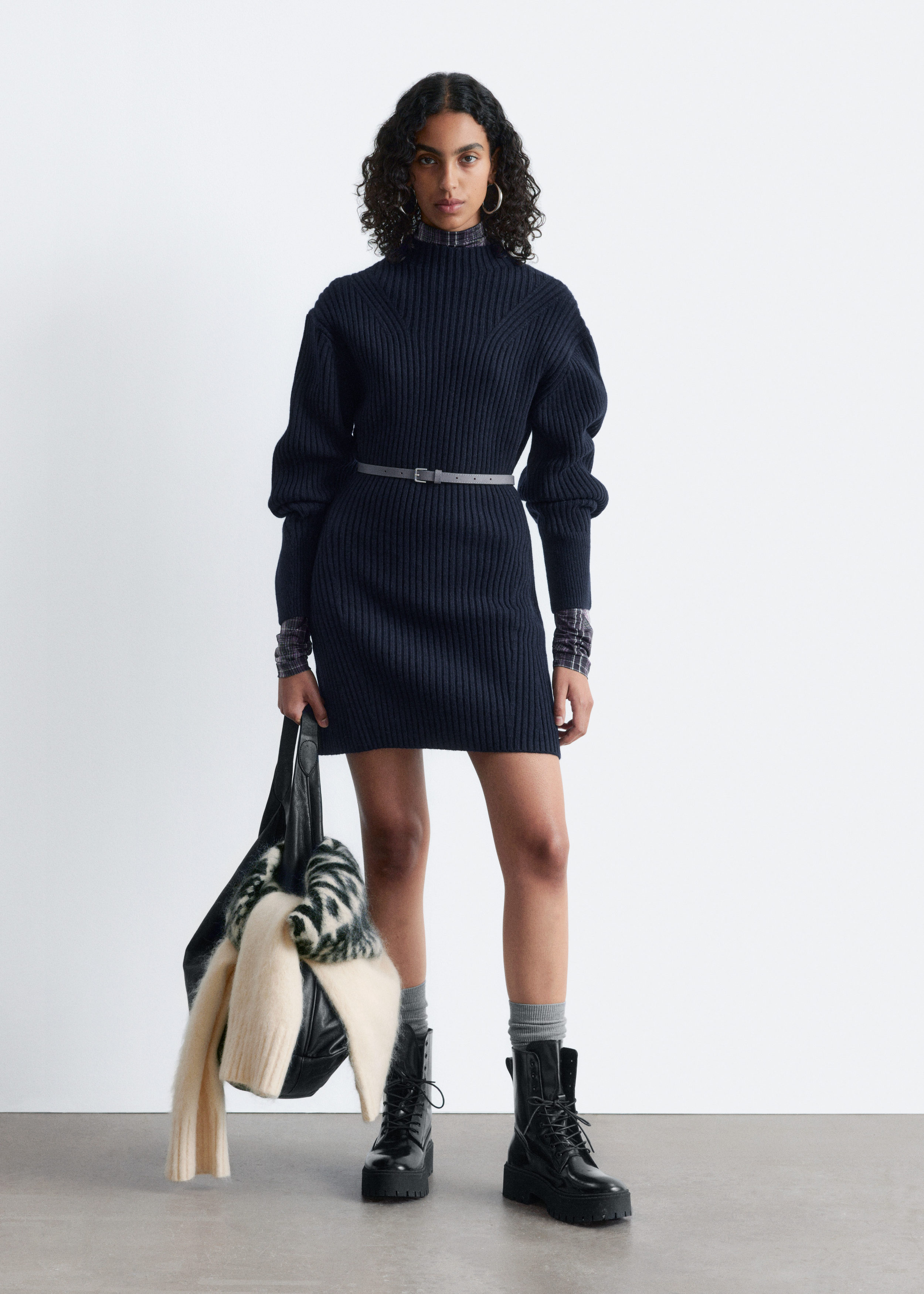 Robe courte côtelée à col montant