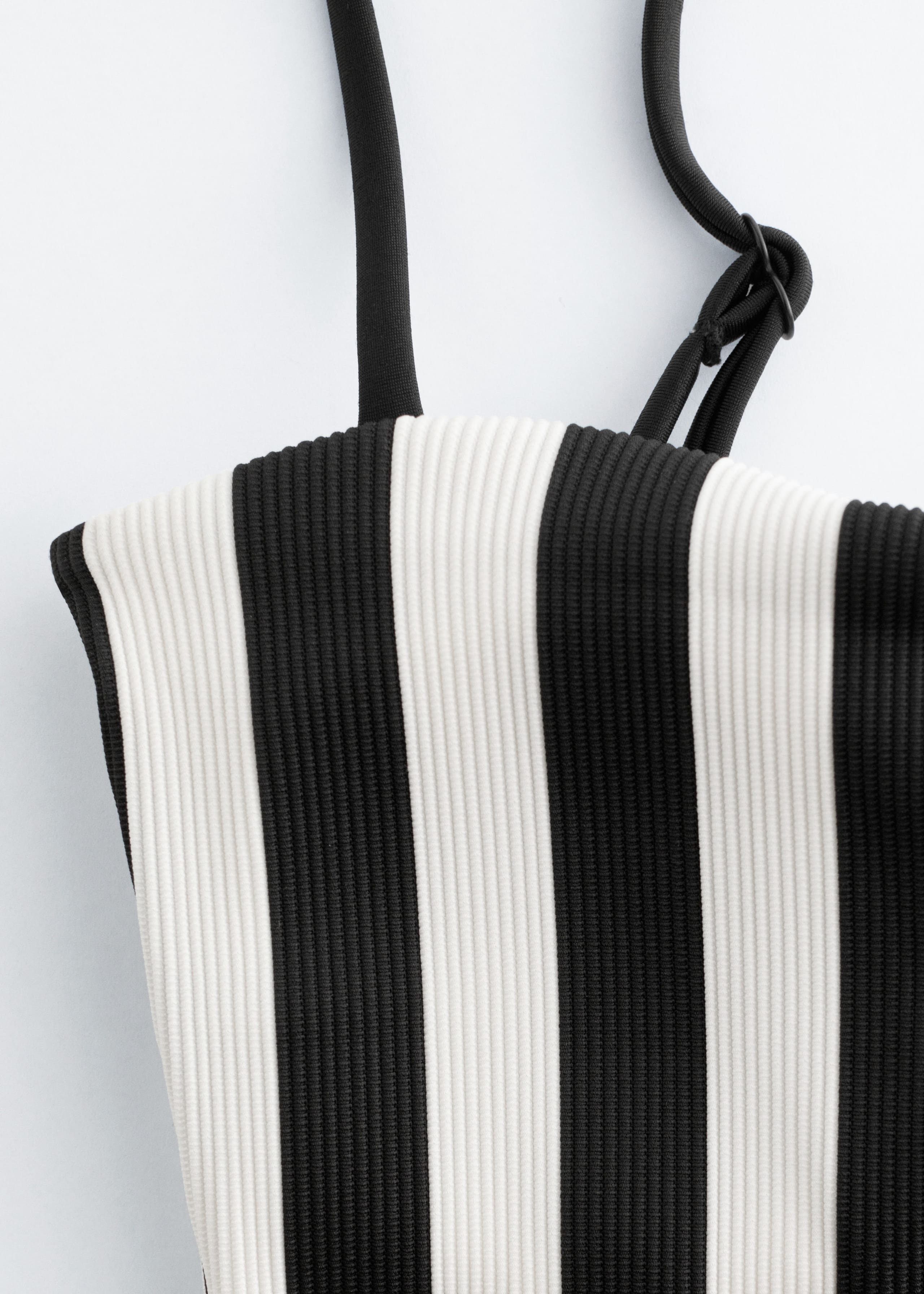 Traje de baño a rayas con cuello cuadrado - {{variantName}} - Detalle descriptivo