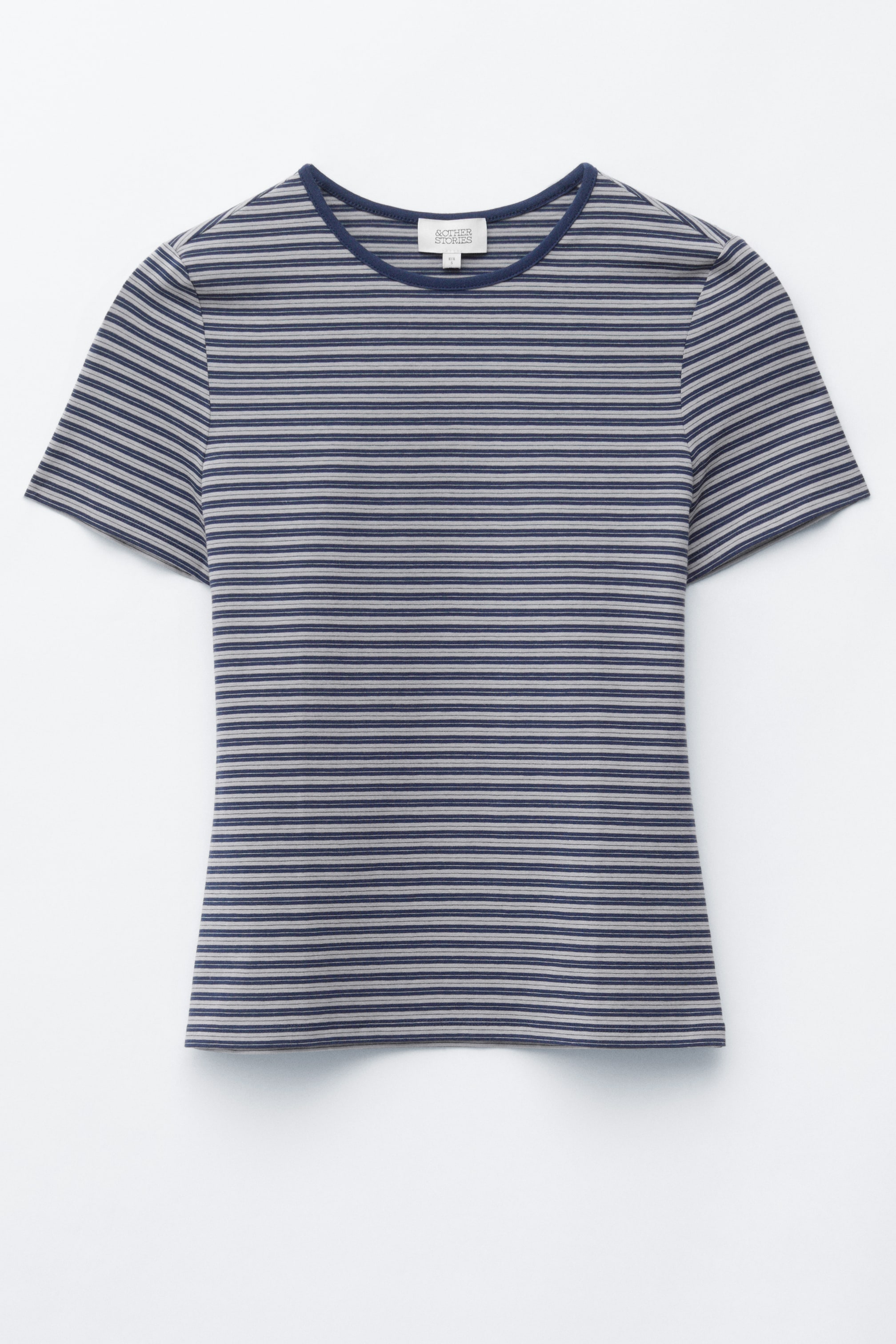 Zobacz większy obraz: Koszulka prezentuje dopasowany krój z poziomymi ciemnoniebieskimi i jasnoszarymi paskami, widziana od przodu. Charakteryzuje się okrągłym dekoltem z ciemnoniebieską lamówką i krótkimi rękawami.