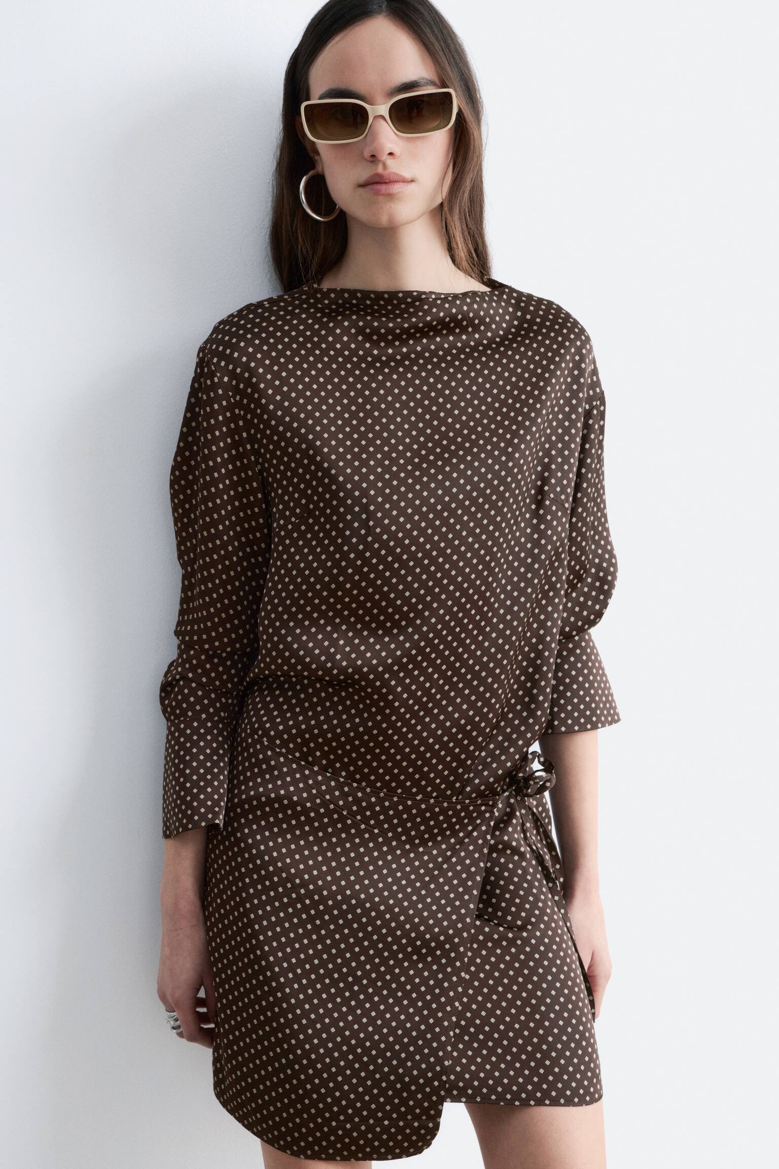 Mini-jurk van satijn met striksluiting - Donkerbruine/witte stippen/Groen - 6