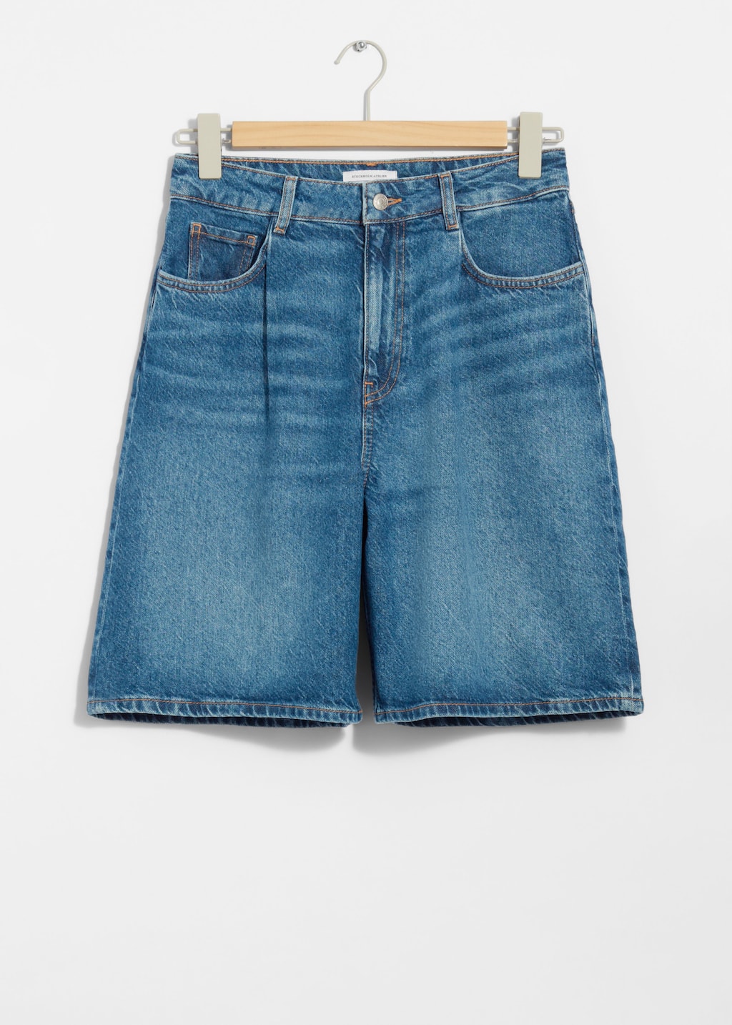 Lockere Jeansshorts - Mittelblau - Stillleben