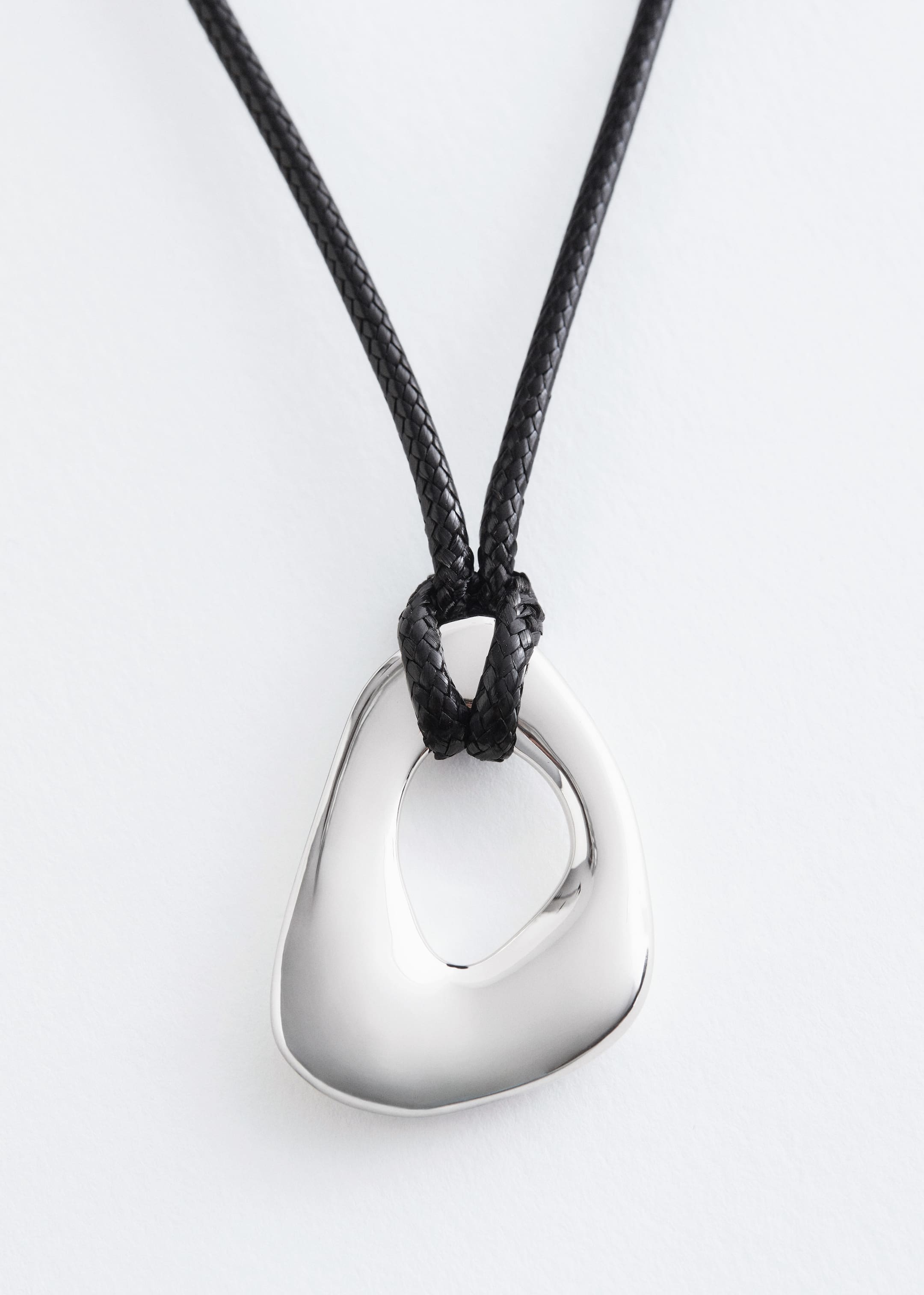 Größeres Bild anzeigen: Kette mit skulpturalem Anhänger - Silber/Schwarz - Ladies | H&M AT 3