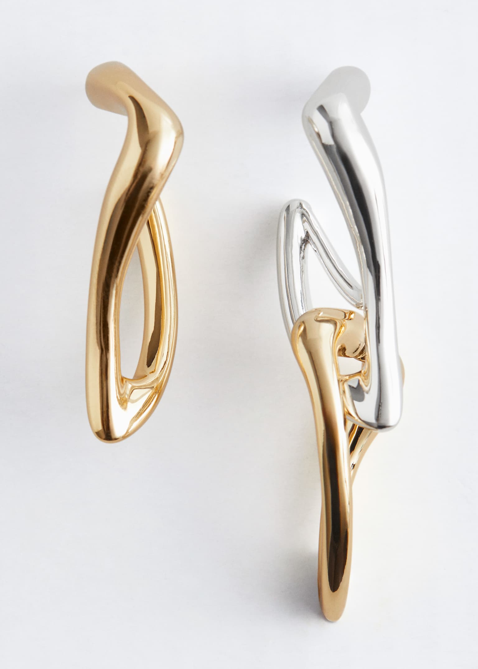 Unterschiedlich geformte skulpturale Ohrringe - Gold/Silber - 3