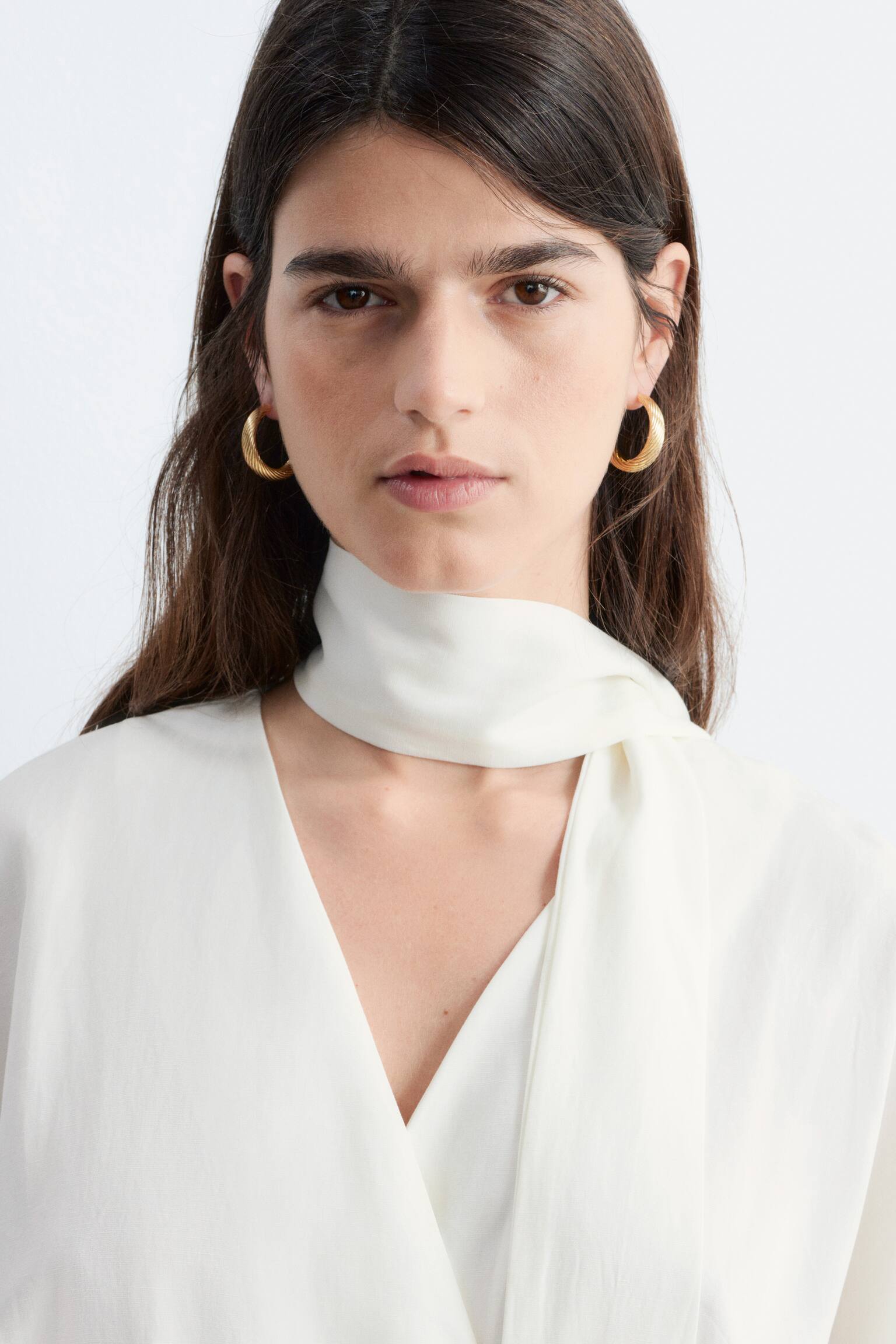 Miniklänning med omlott och scarf-detalj - Vit/Svart - 7