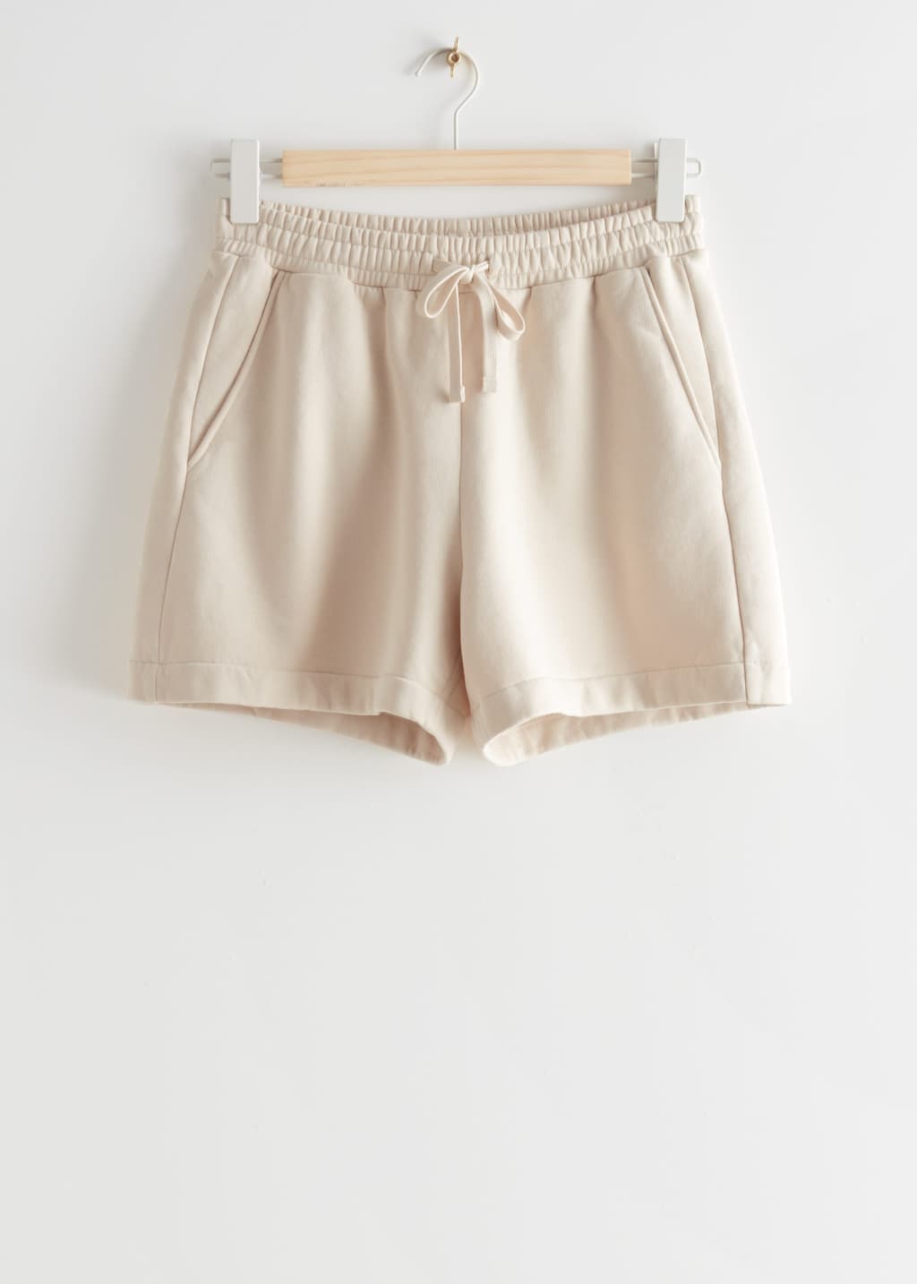 Locker sitzende Shorts mit Kordelzug - Beige - Stillleben