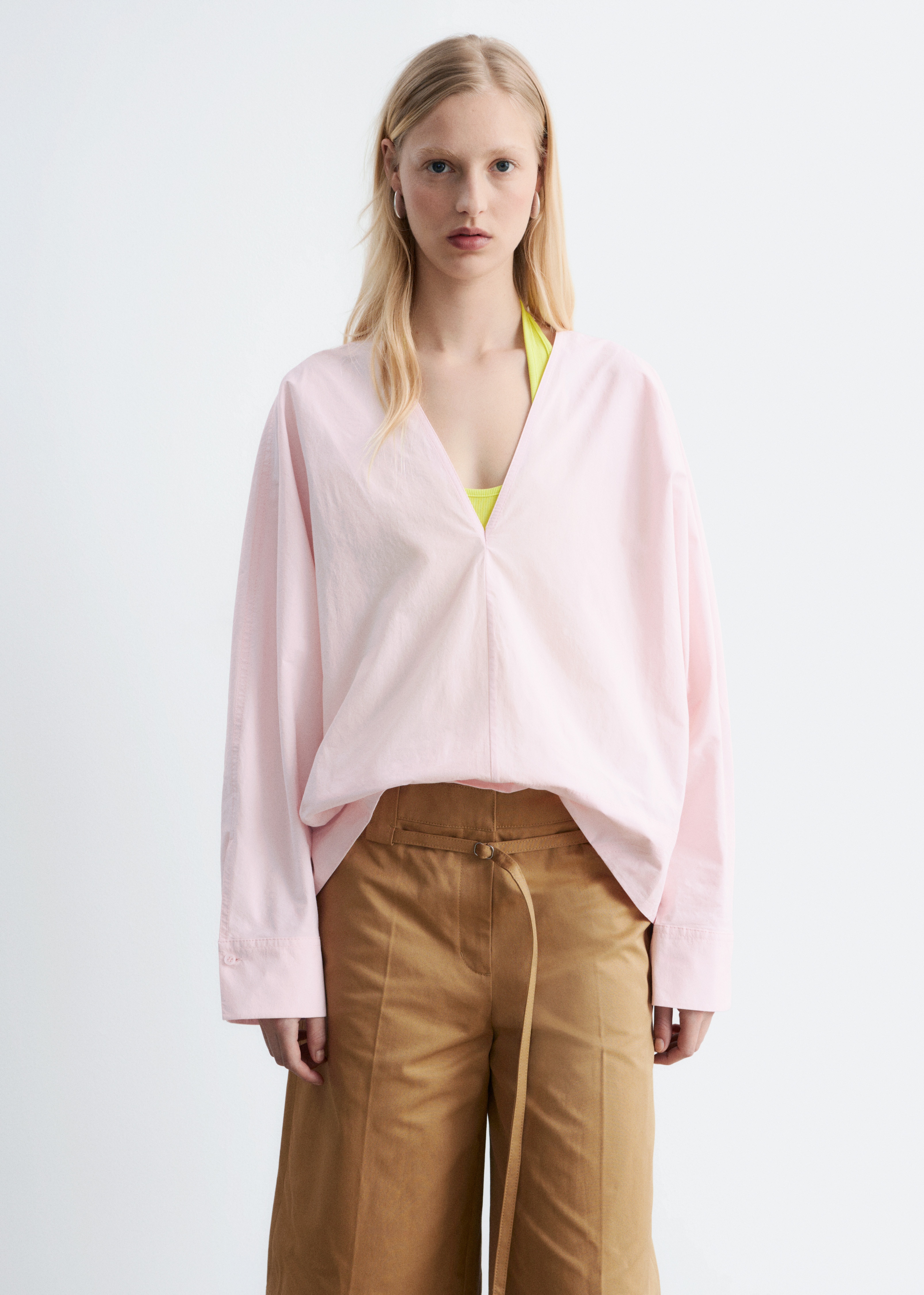 Skulpturell bomullsbluse med V-hals