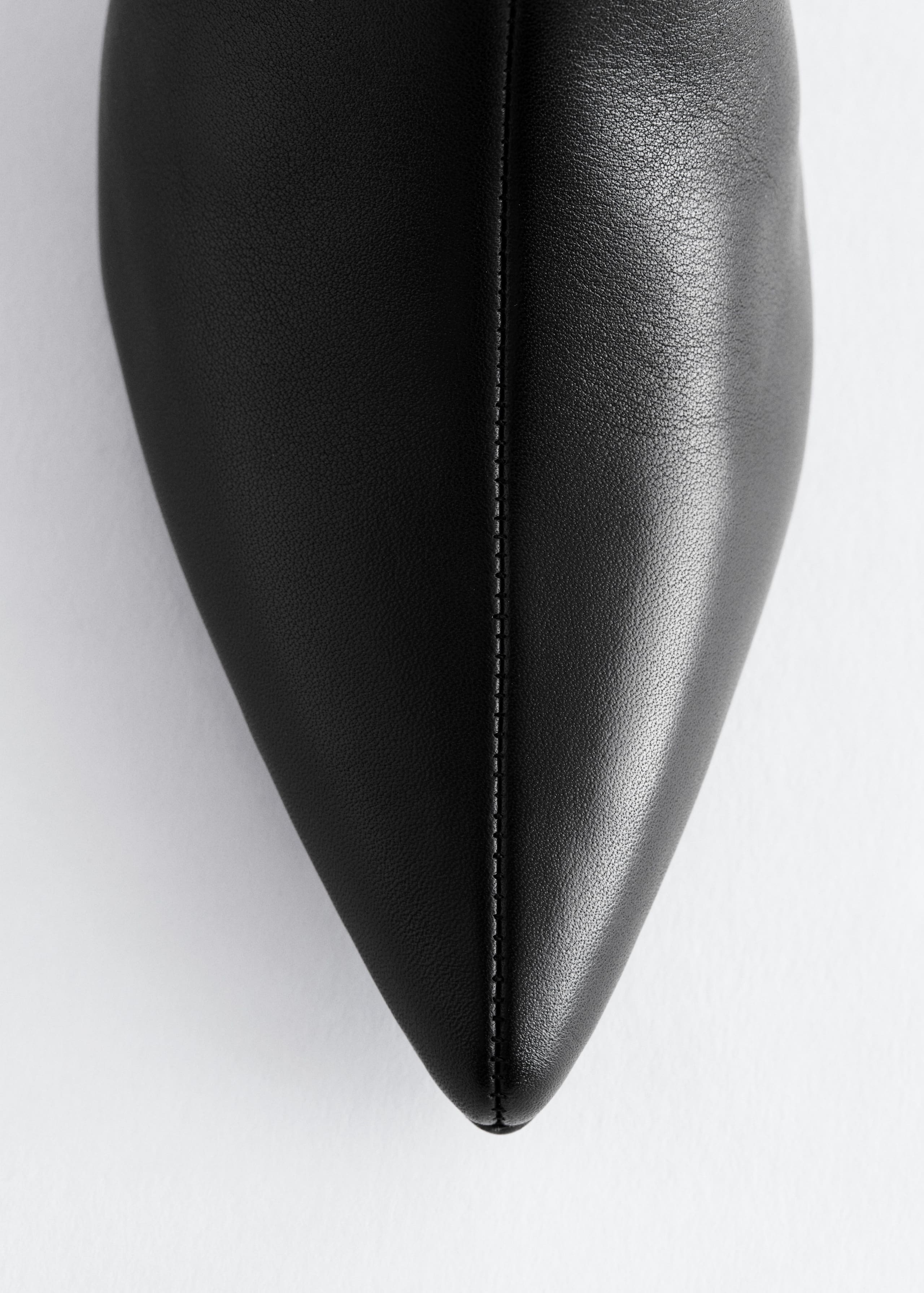 Image of Kniehohe Lederstiefel mit Kitten-Heel