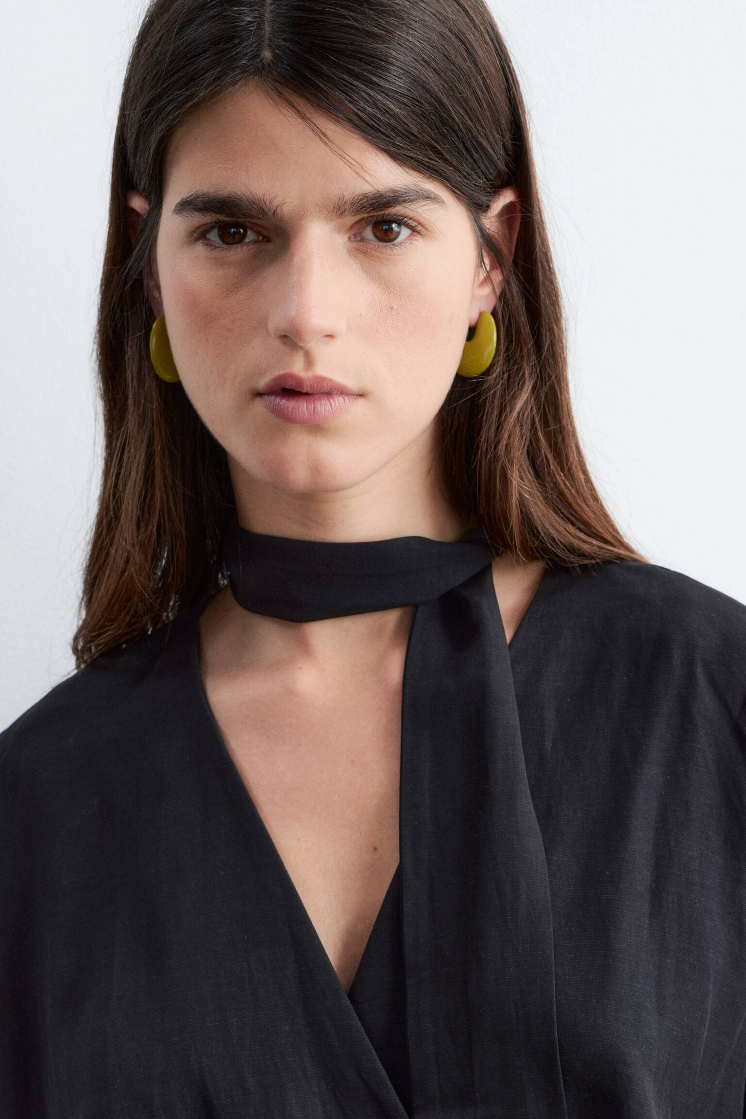 Kopertowa sukienka mini z szalikiem - Czarny/Biały - 7