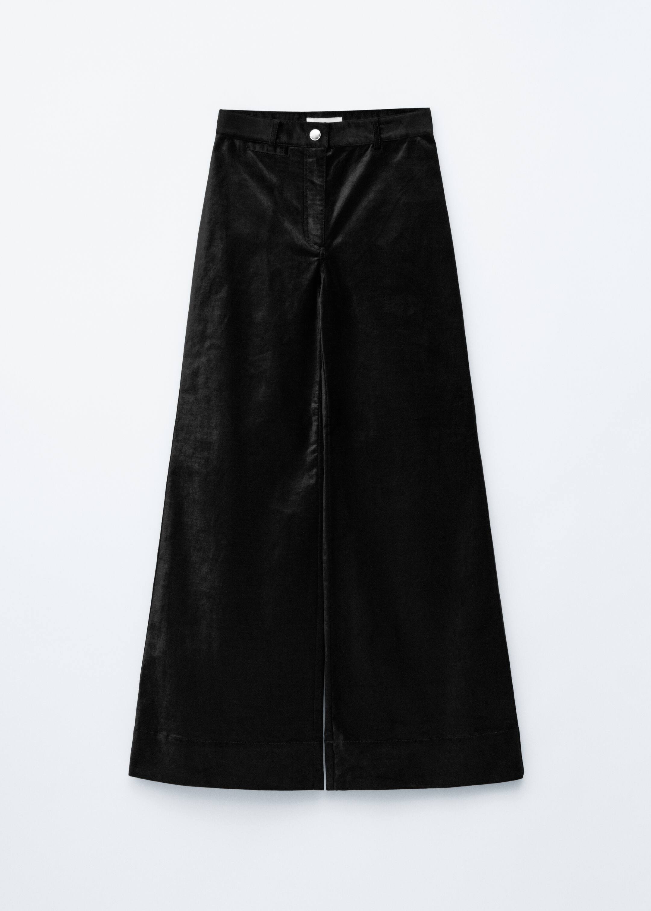 Ver imagen más grande: Pantalones de terciopelo negro de pierna ancha se presentan desde el FRENTE, con un cierre de un solo botón en la cintura, trabillas para el cinturón y una costura central que recorre cada pierna. Un sutil ventilación frontal es visible en el dobladillo de cada pierna del pantalón.
