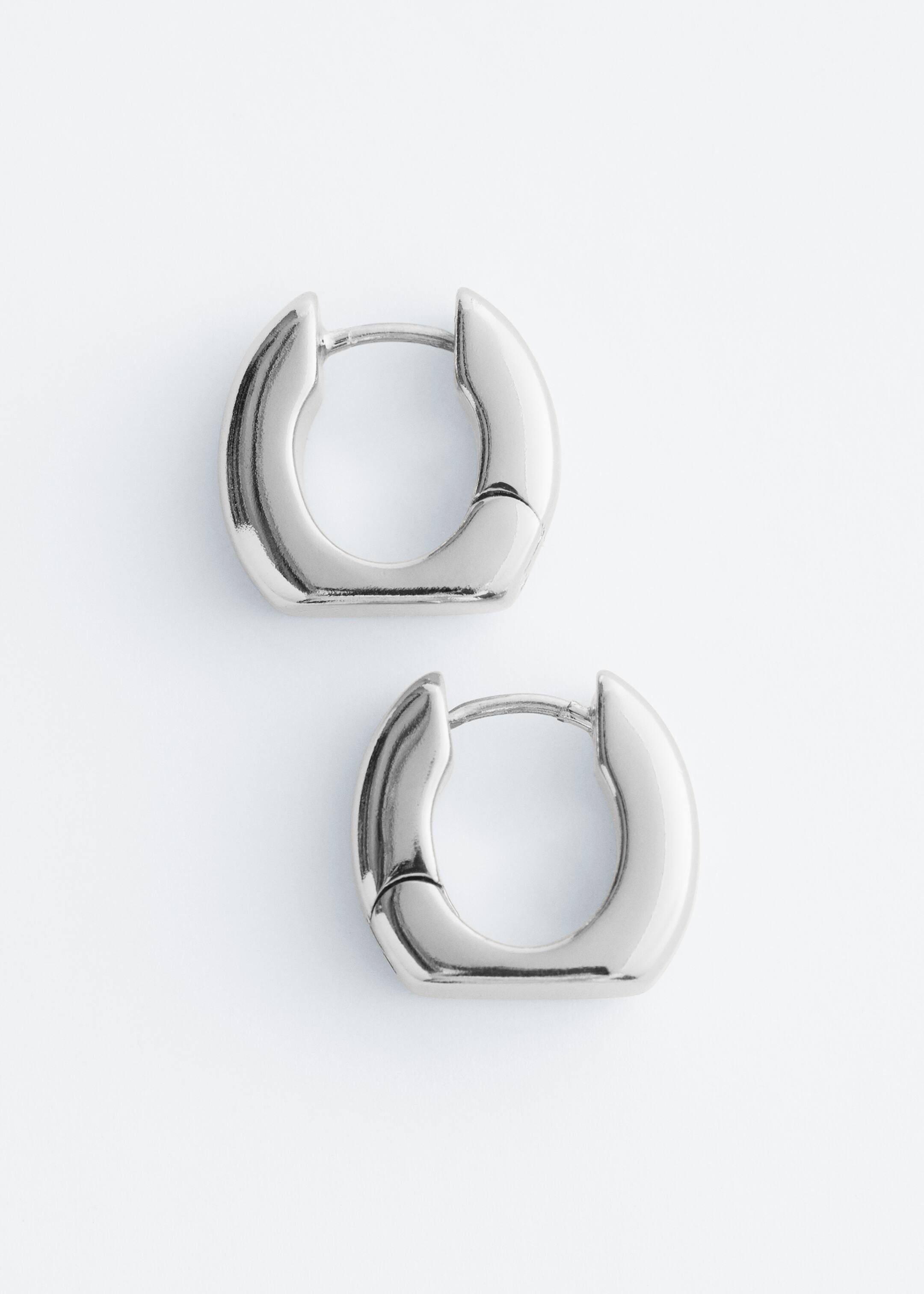 Преглед на по-голямо изображение: Чифт обеци от полиран месинг с обръч, представящи масивен, скулптурен силует. Всяка обеца е с панта за затваряне, като чифтът е представен с лице НАПРЕД.