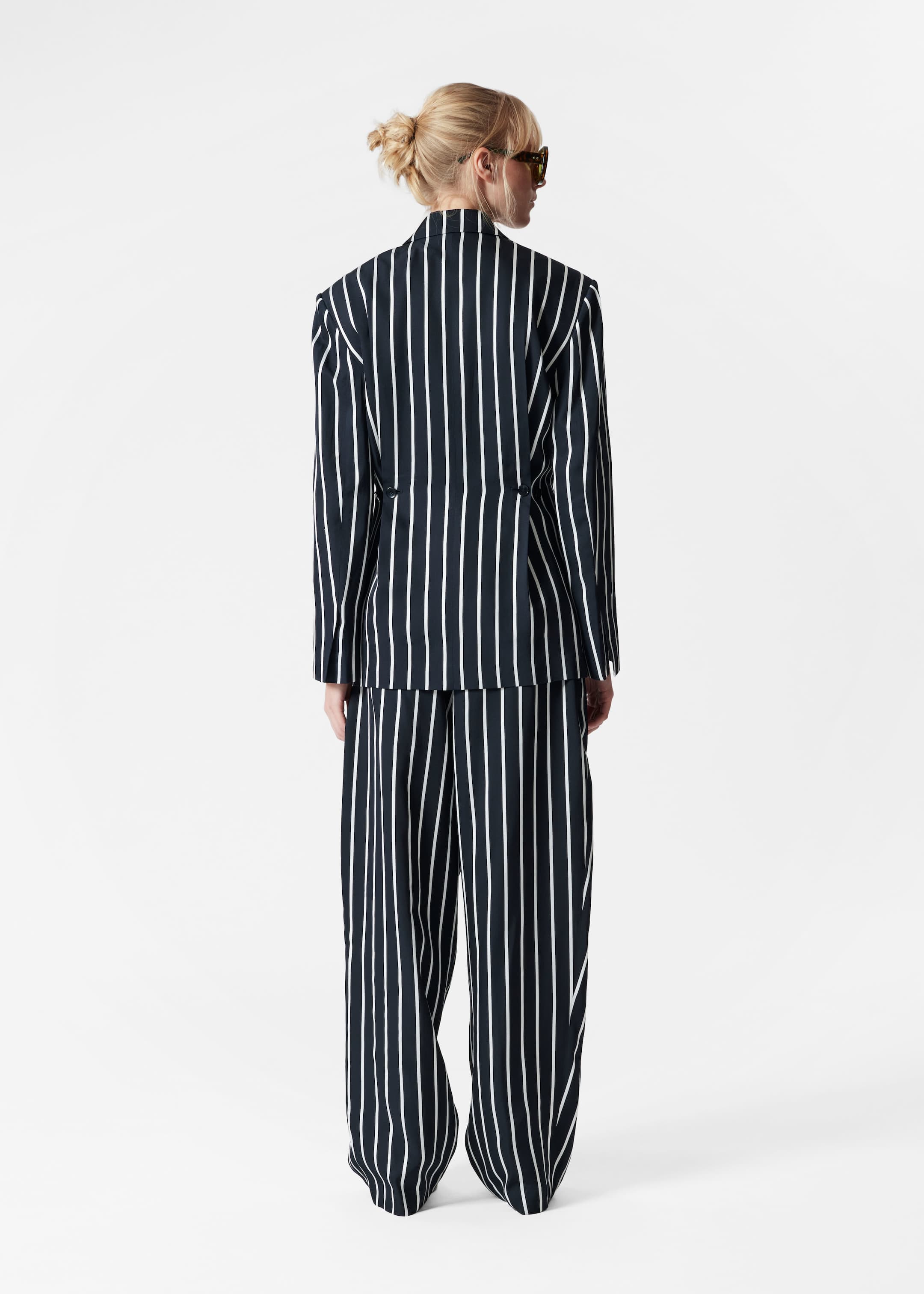 Visualizza immagine più grande: Blazer sartoriale con spalle ampie - Righe blu navy - DONNA | H&M IT 7