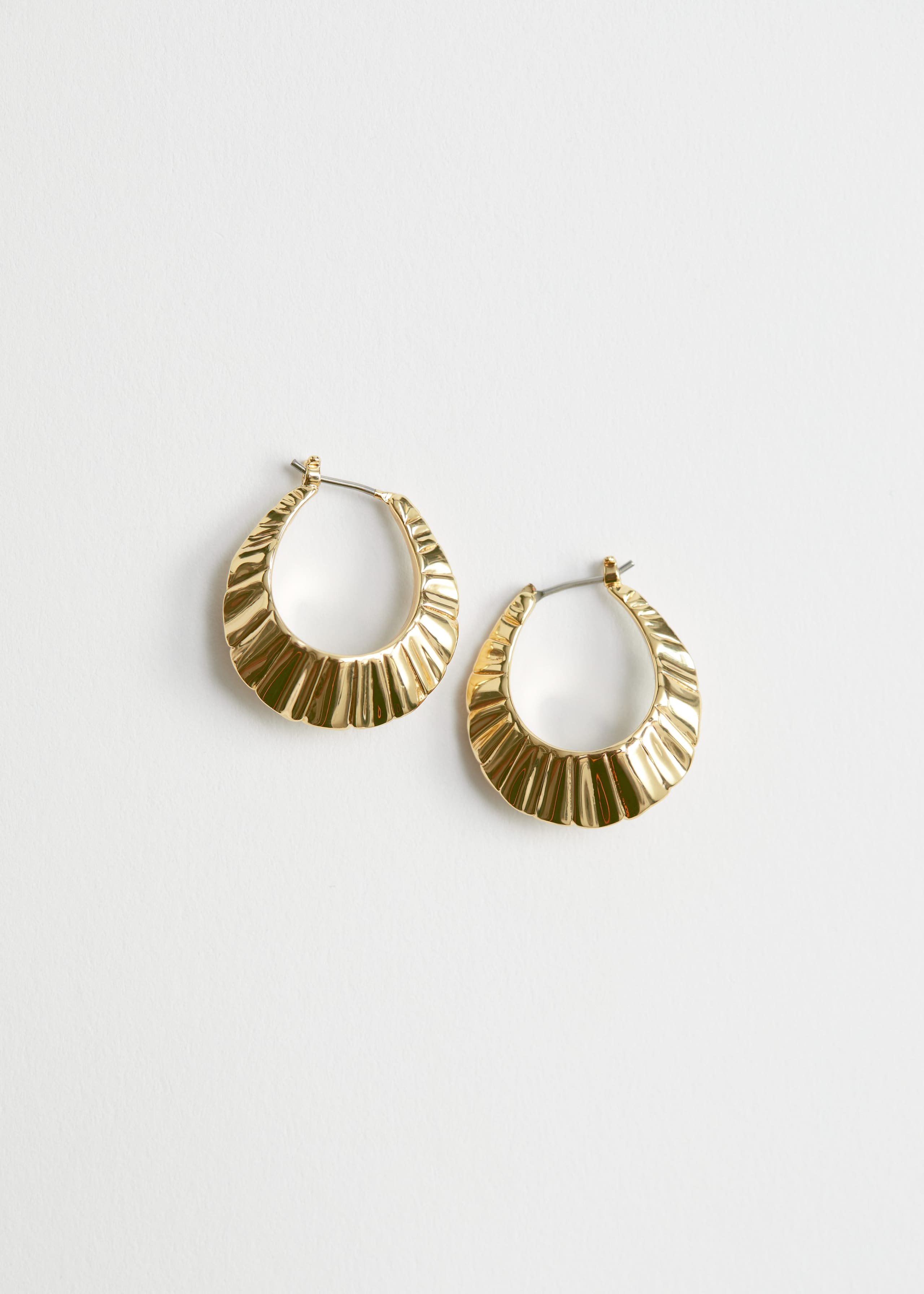 Chunky Embossed Hoop Earrings - Gold - Natura morta