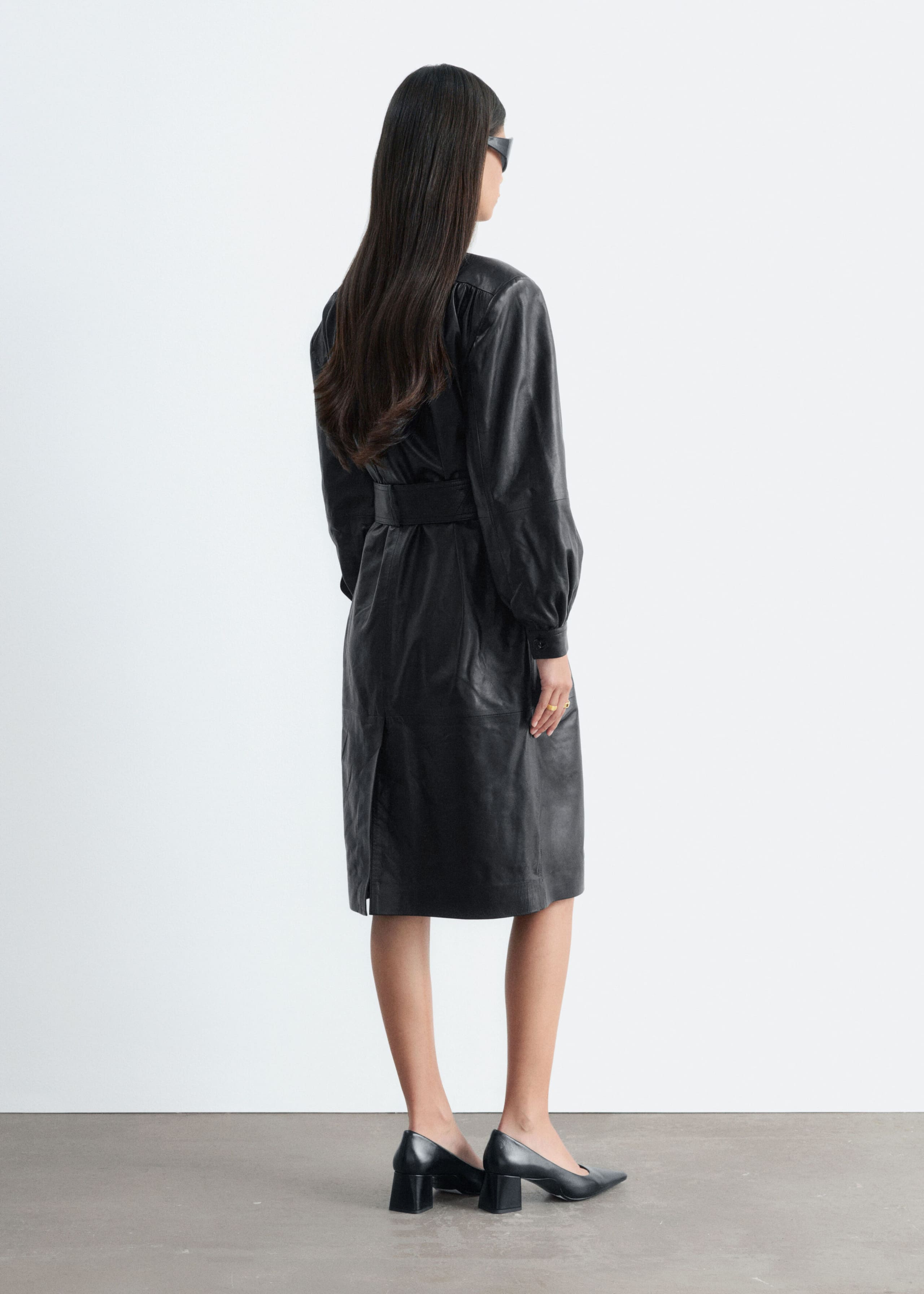 Kleid aus Leder mit Gürtel - Schwarz - Lookbook