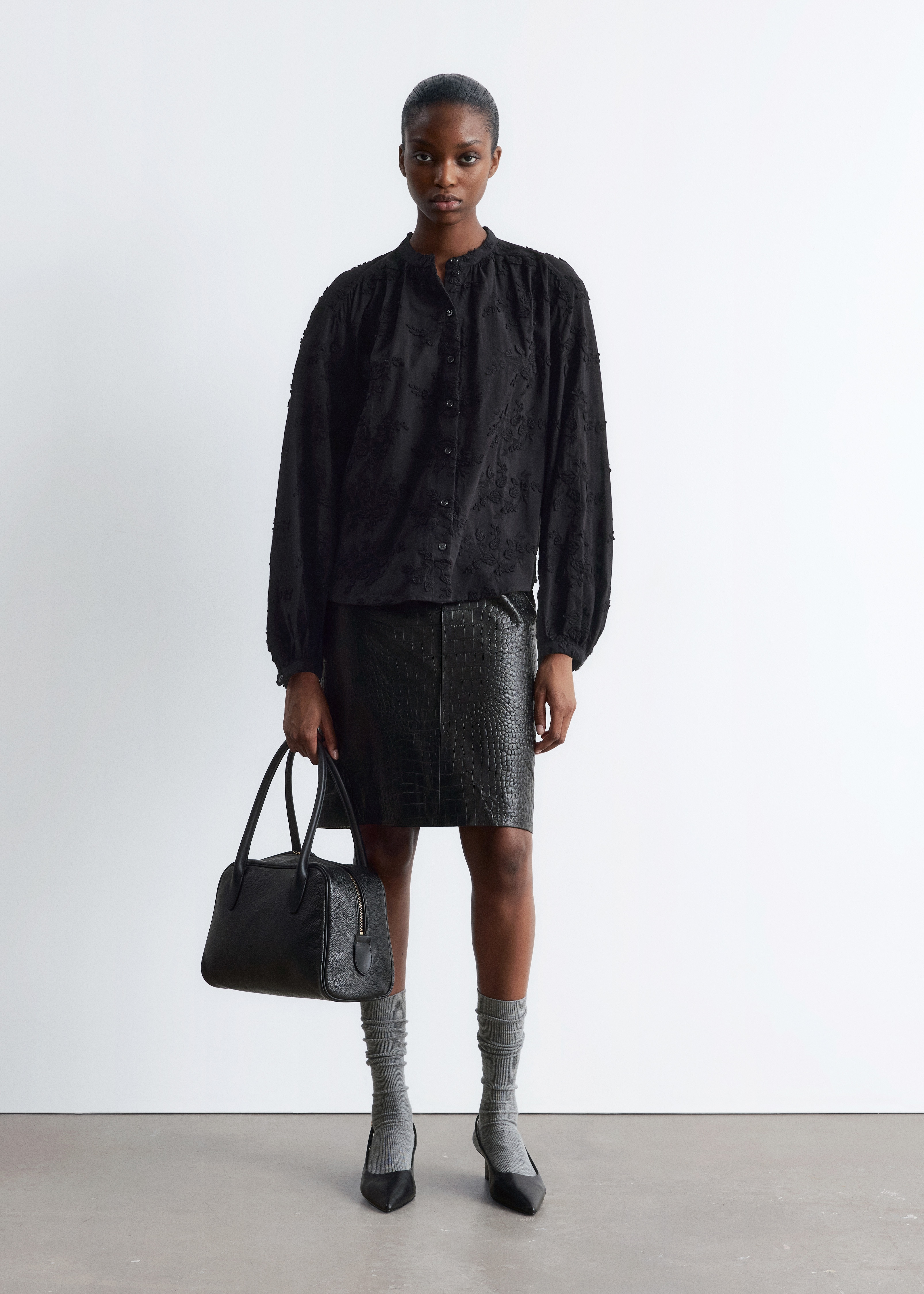 Voluminös blus med blomapplikationer - Svart/Vit/Puderrosa broderad/Petrolblå/Mörkröd