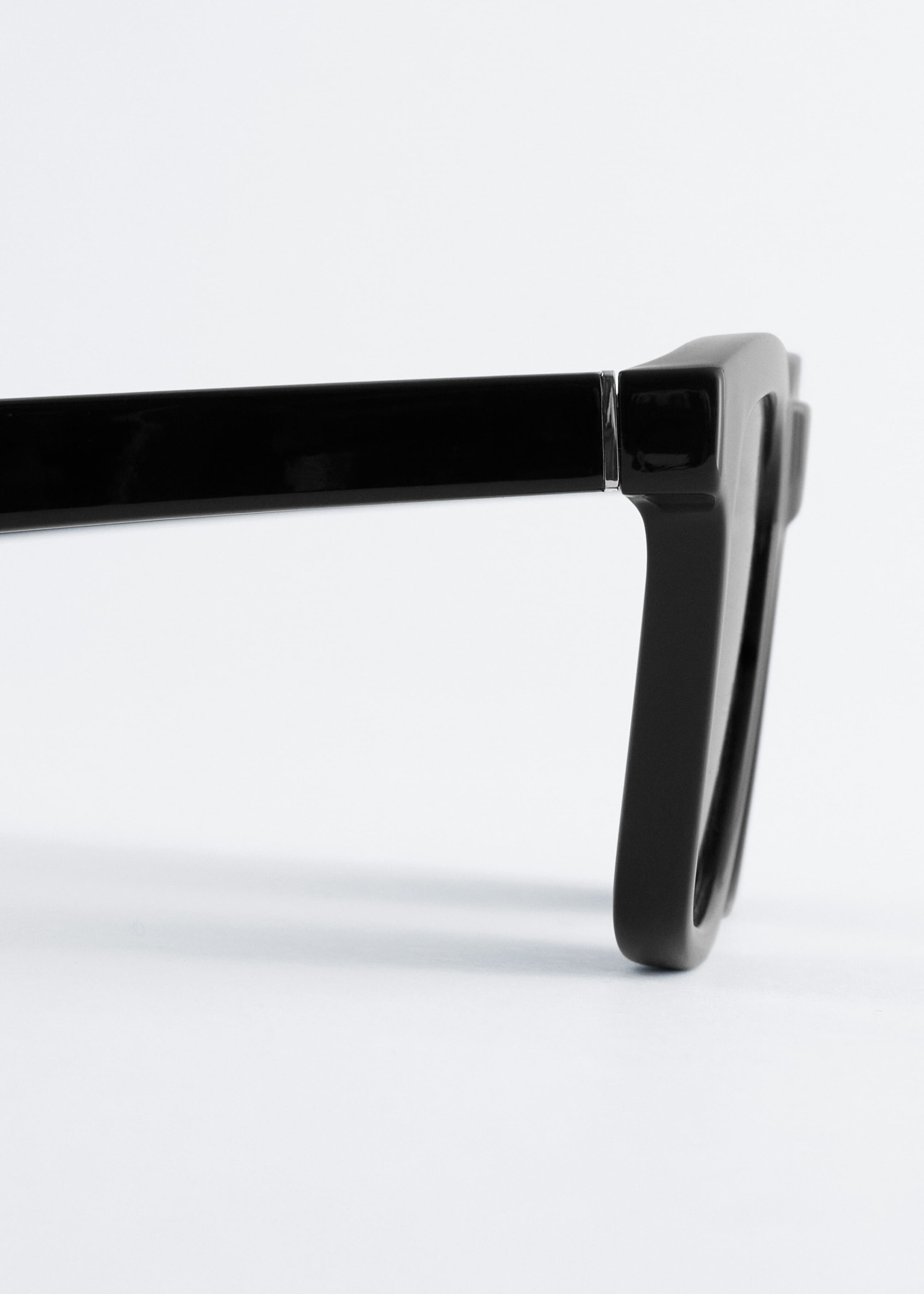 Square Sunglasses - {{variantName}} - Descriptive Detail