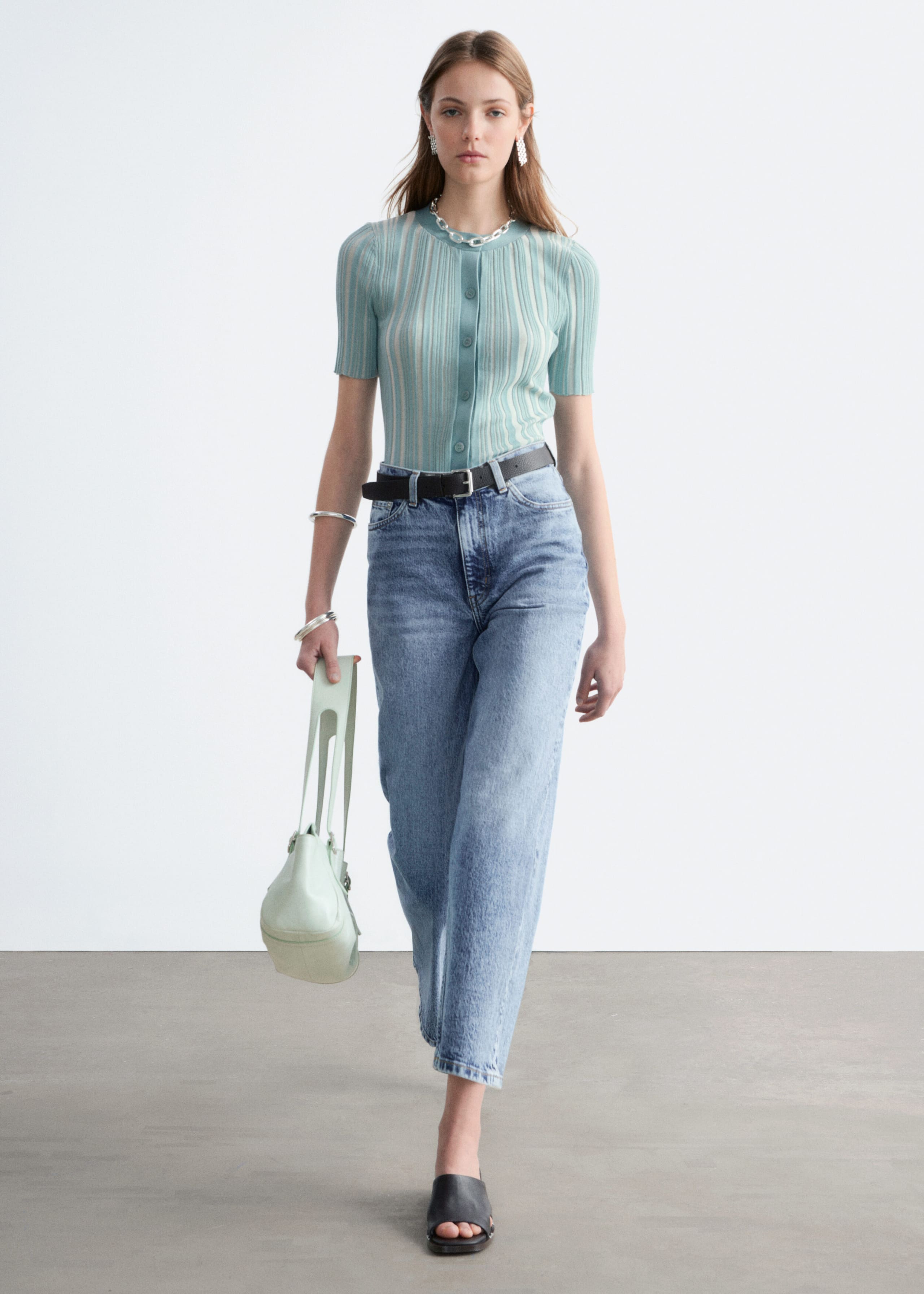 Image of Jeansy z szerokimi skróconymi nogawkami