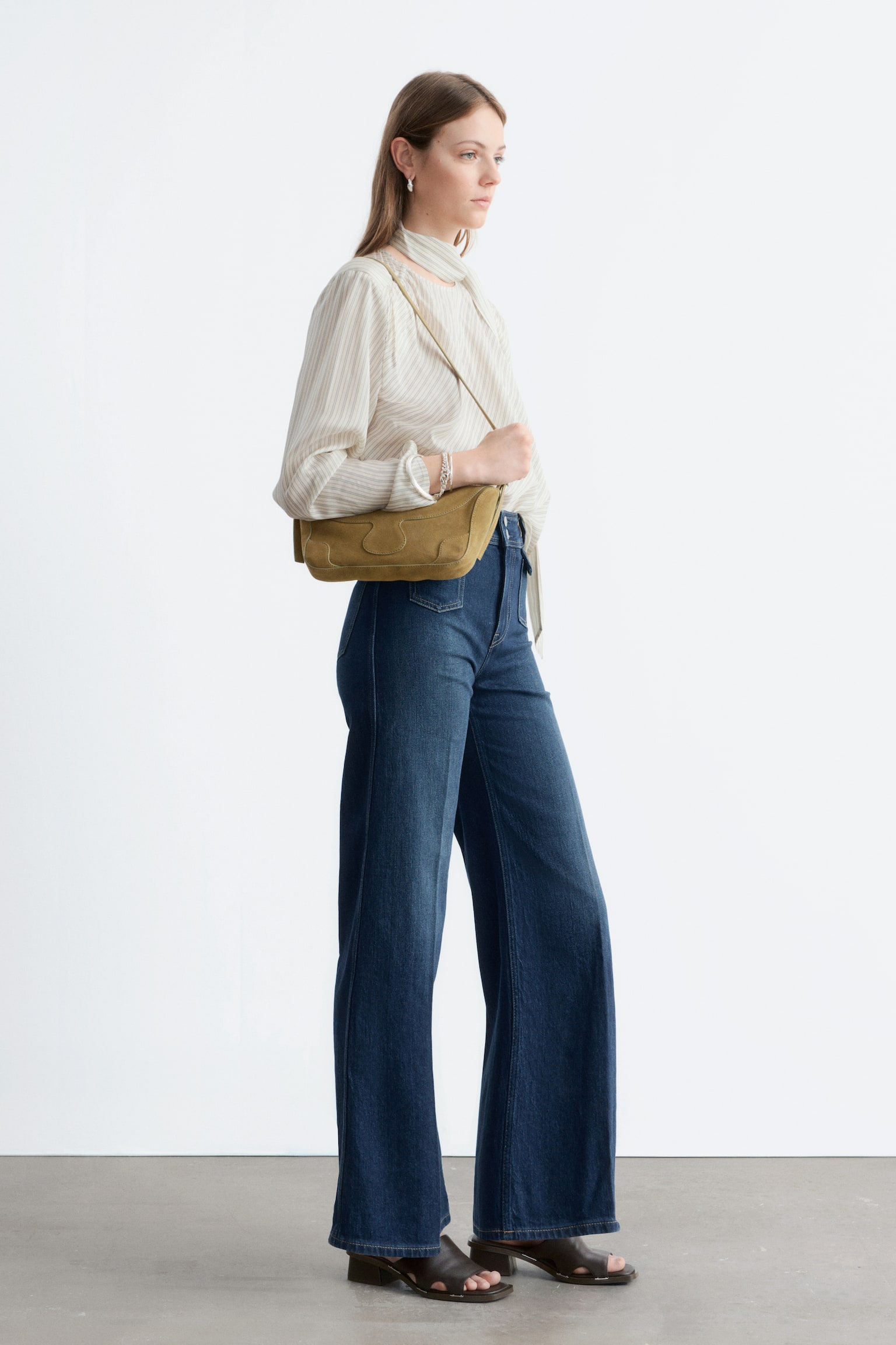 Vaqueros acampanados con pliegues marcados - Azul medio lavado/Negro - 6