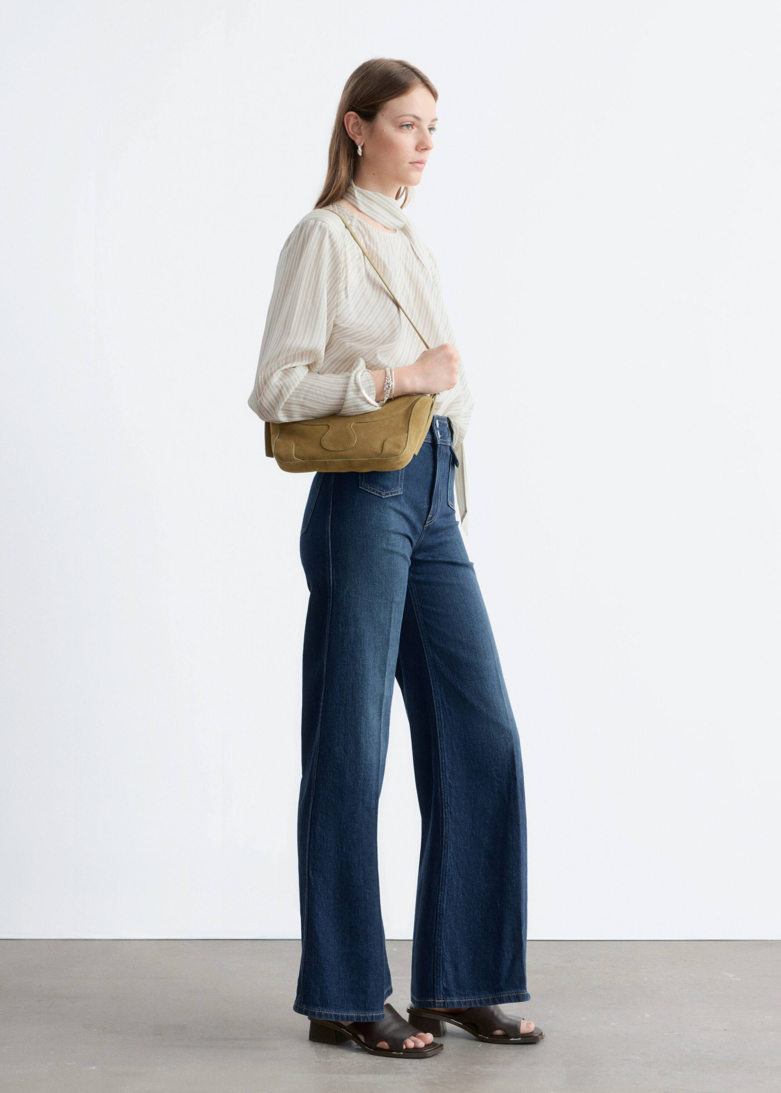 Image of Ausgestellte Jeans mit Bügelfalten