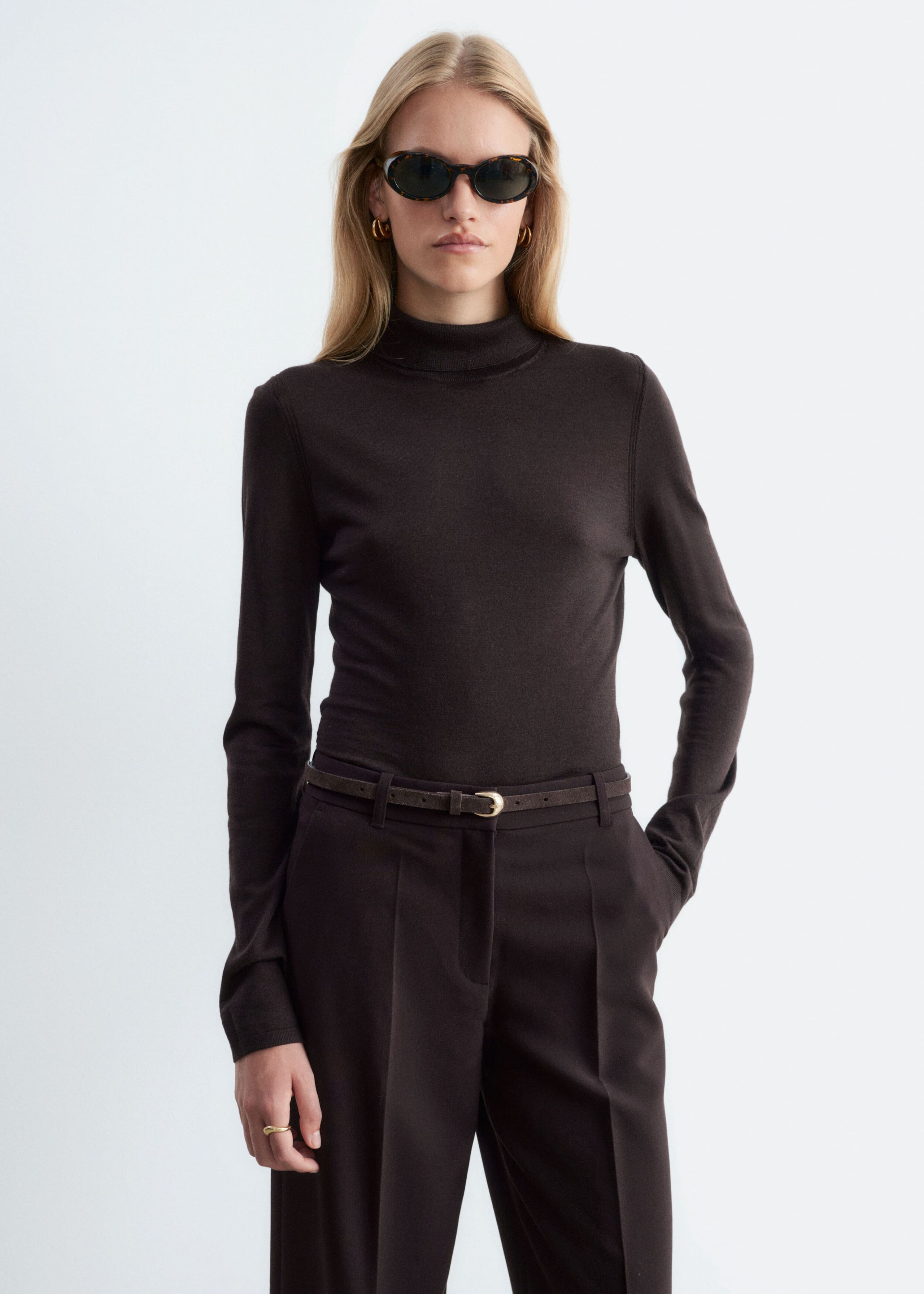 Poloshirt aus Merinowolle - Dunkelbraun - Lookbook