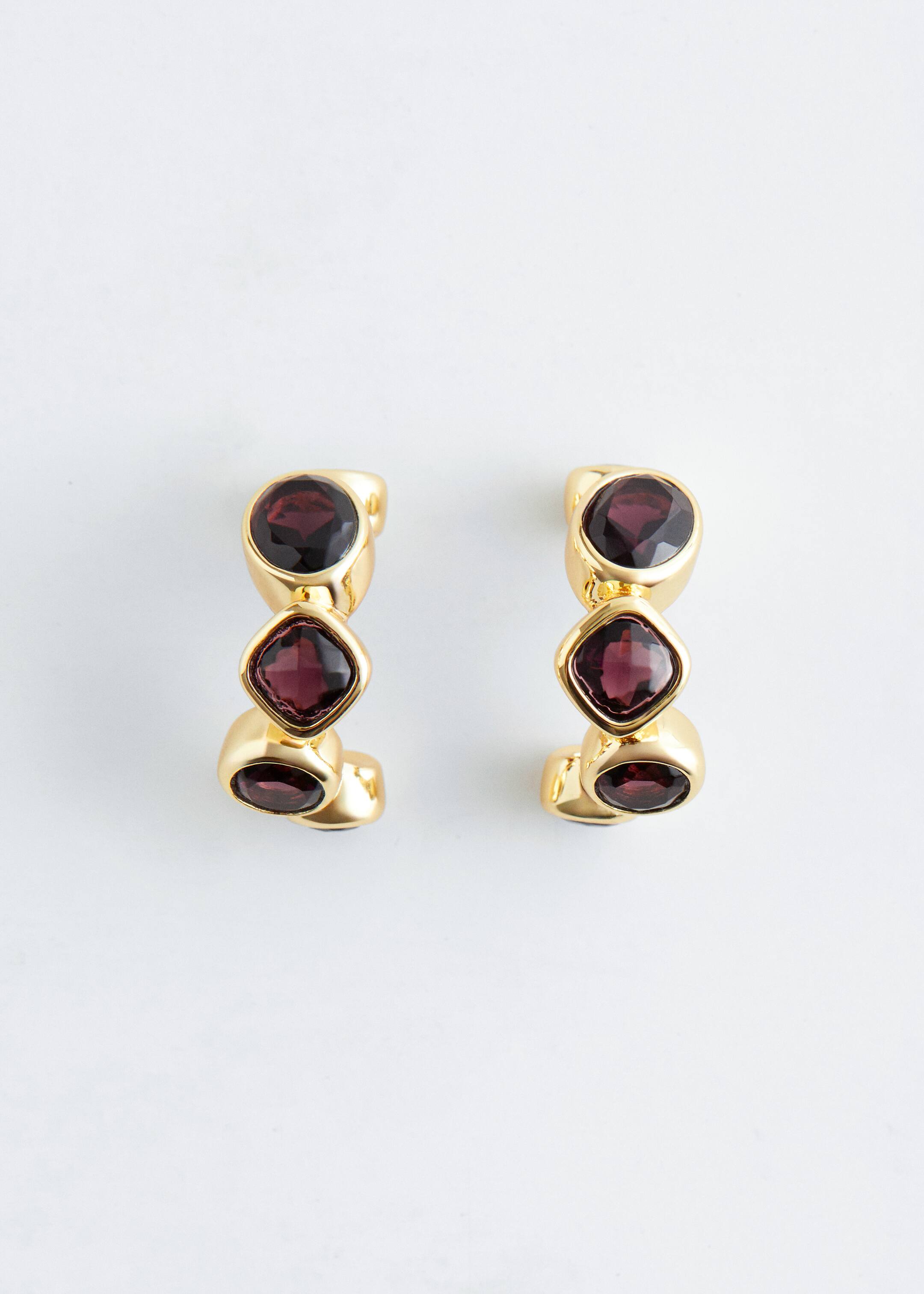 Agrandir l'image: Une paire de boucles d'oreilles en anneau en laiton poli est posée à plat, face à l'avant, chacune ornée de trois cristaux facettés rouge foncé empilés en formes rondes et carrées.
