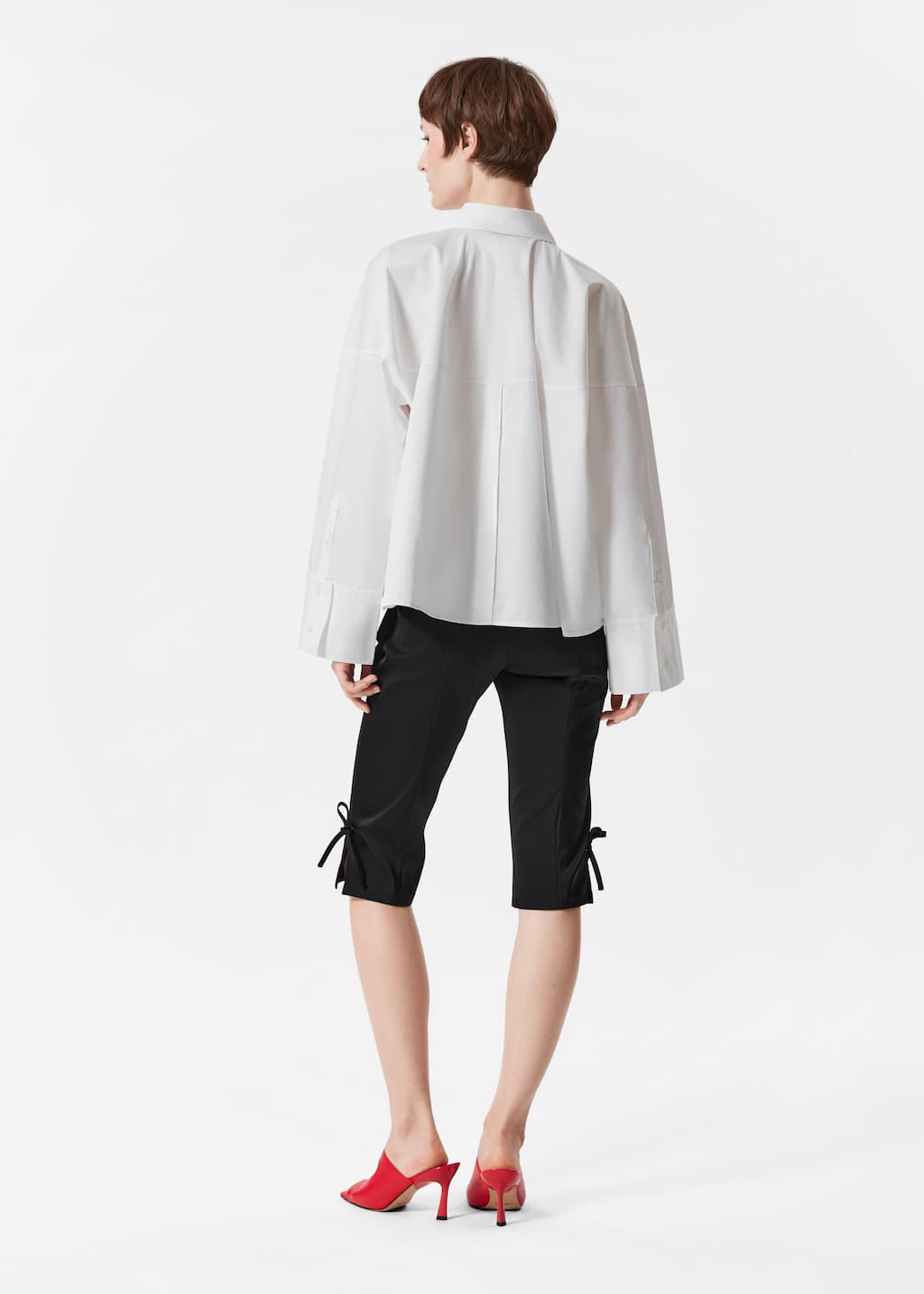 Pantalones capri con detalle de cintas - Negro - Lookbook