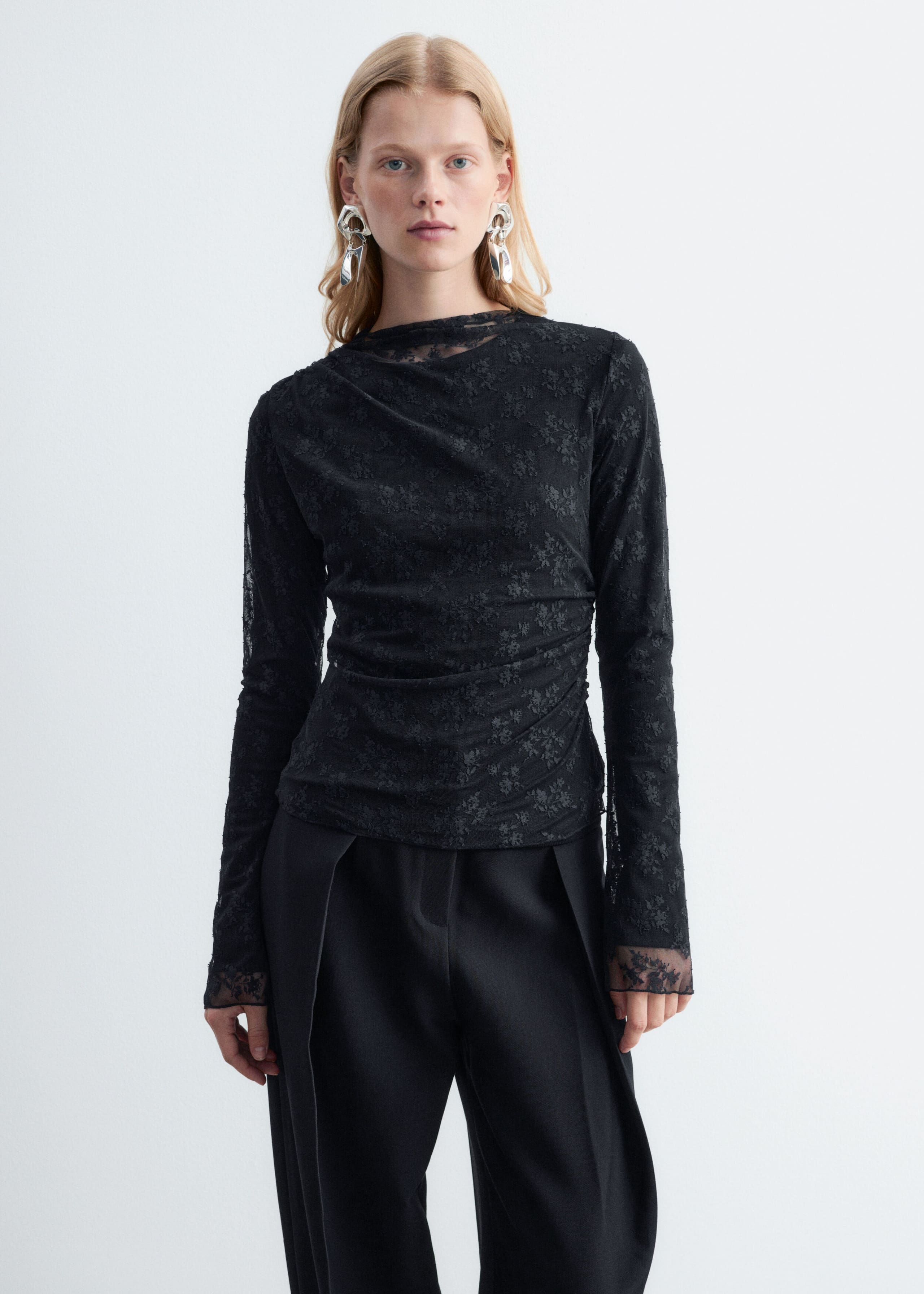 Spitzenoberteil mit Stehkragen - Schwarz - Lookbook