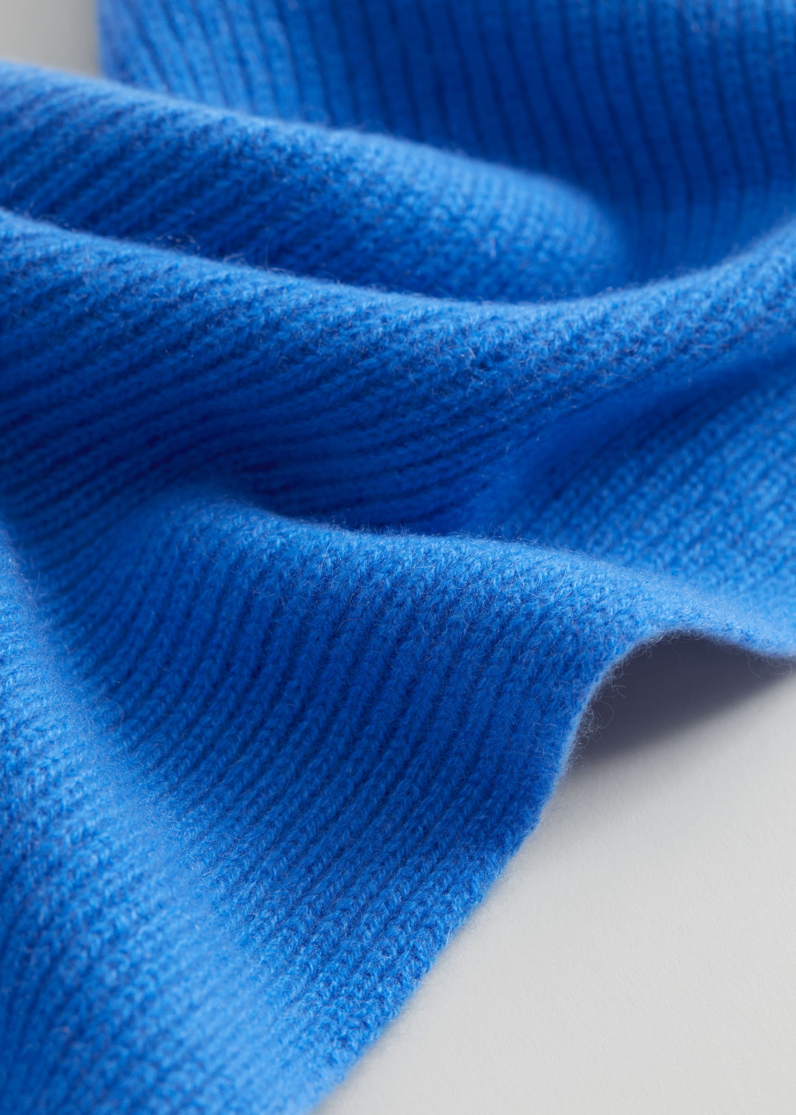 Cashmere Knit Scarf - {{variantName}} - Descriptive Detail