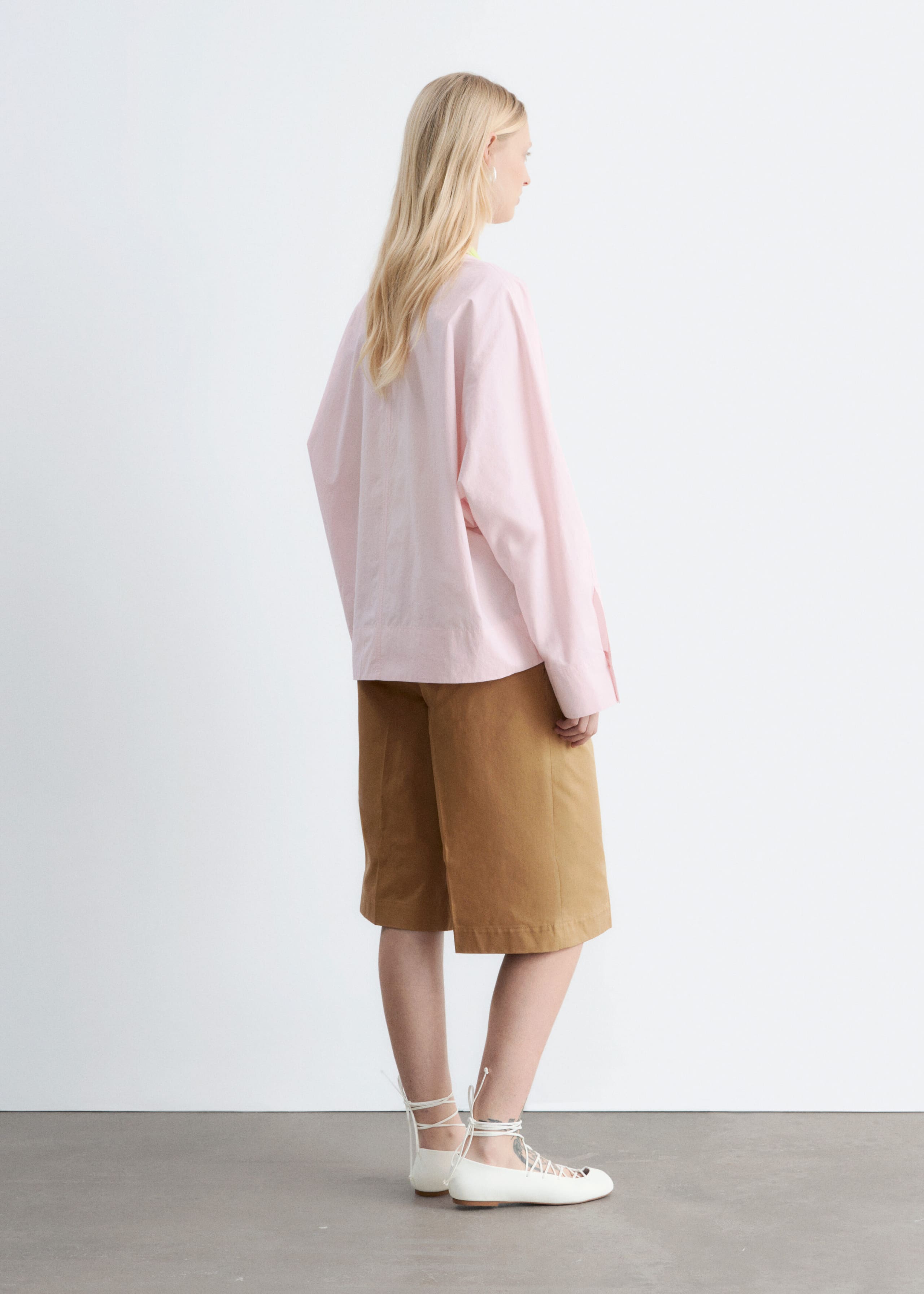 Image of Blouse sculpturale à col en V en coton