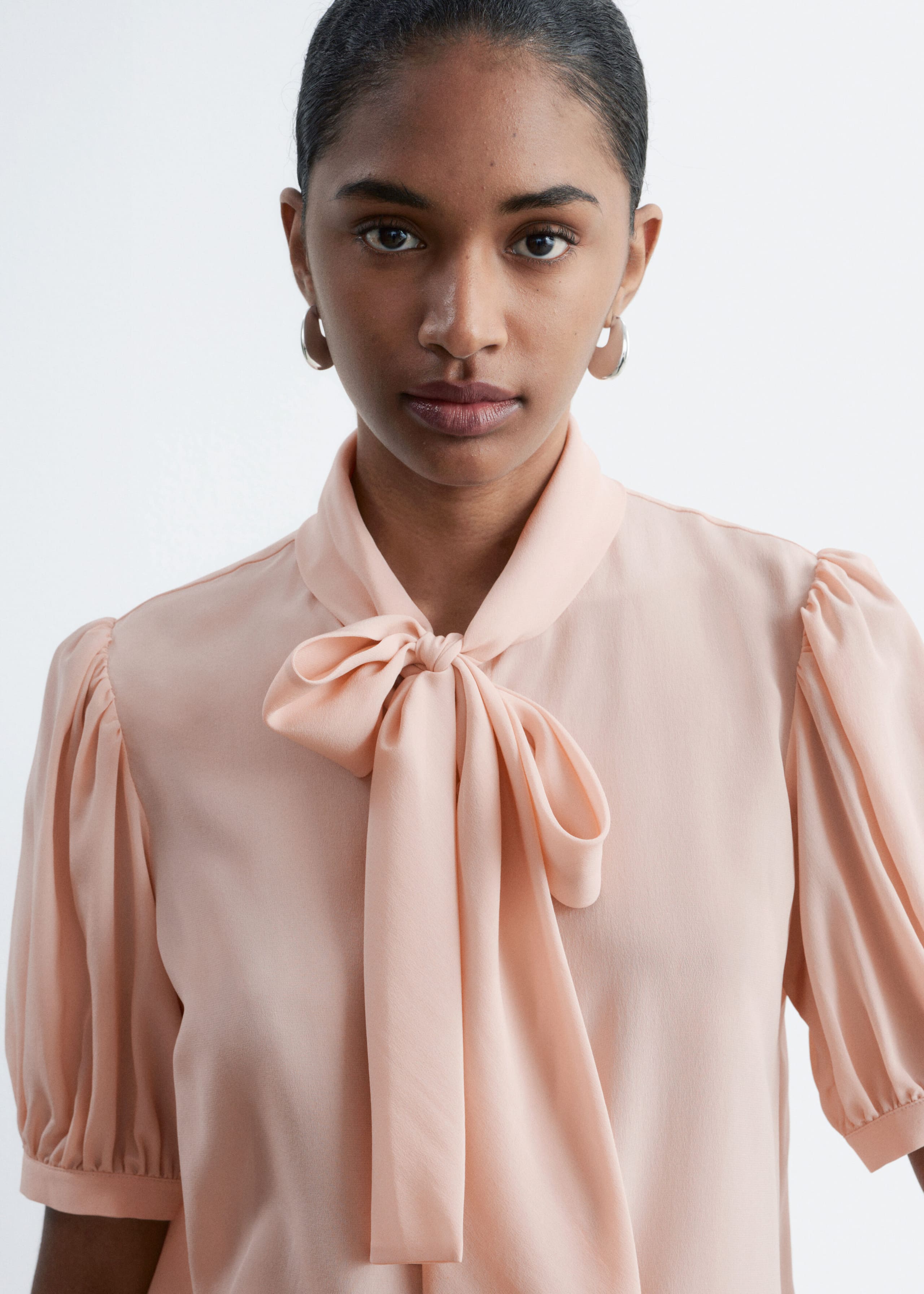 Image of Blouse en soie à imprimés et nœud lavallière