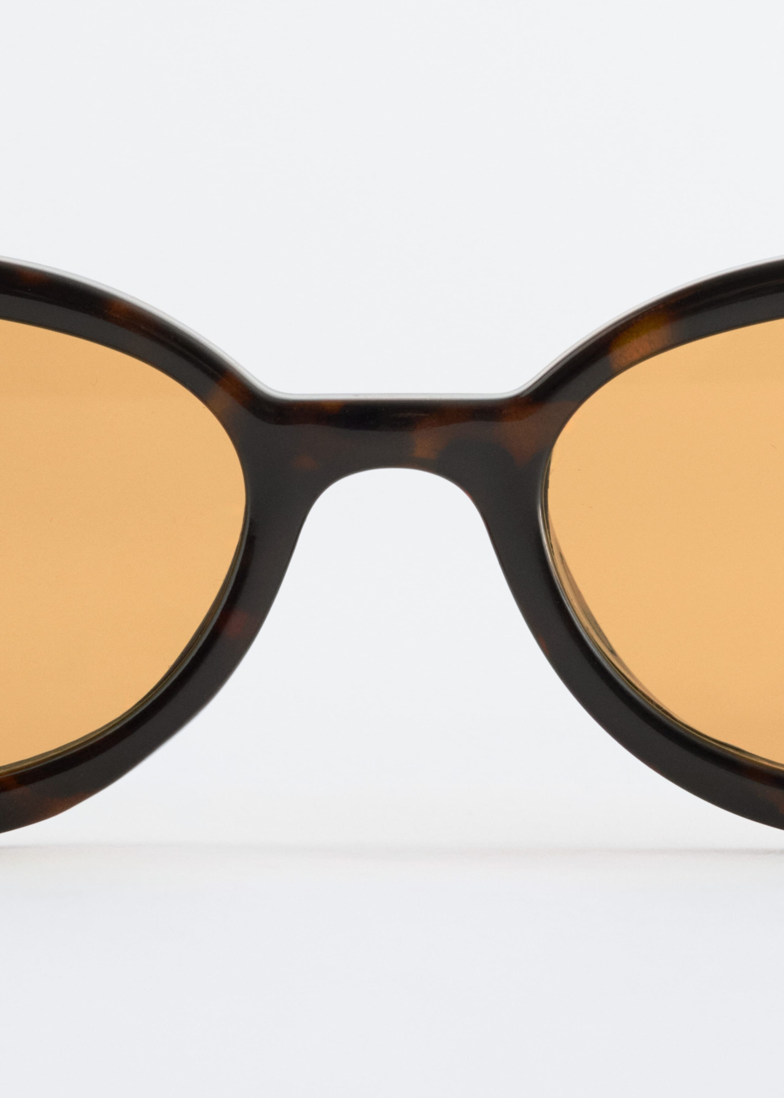 Image of Ovale Sonnenbrille mit schmalem Rahmen