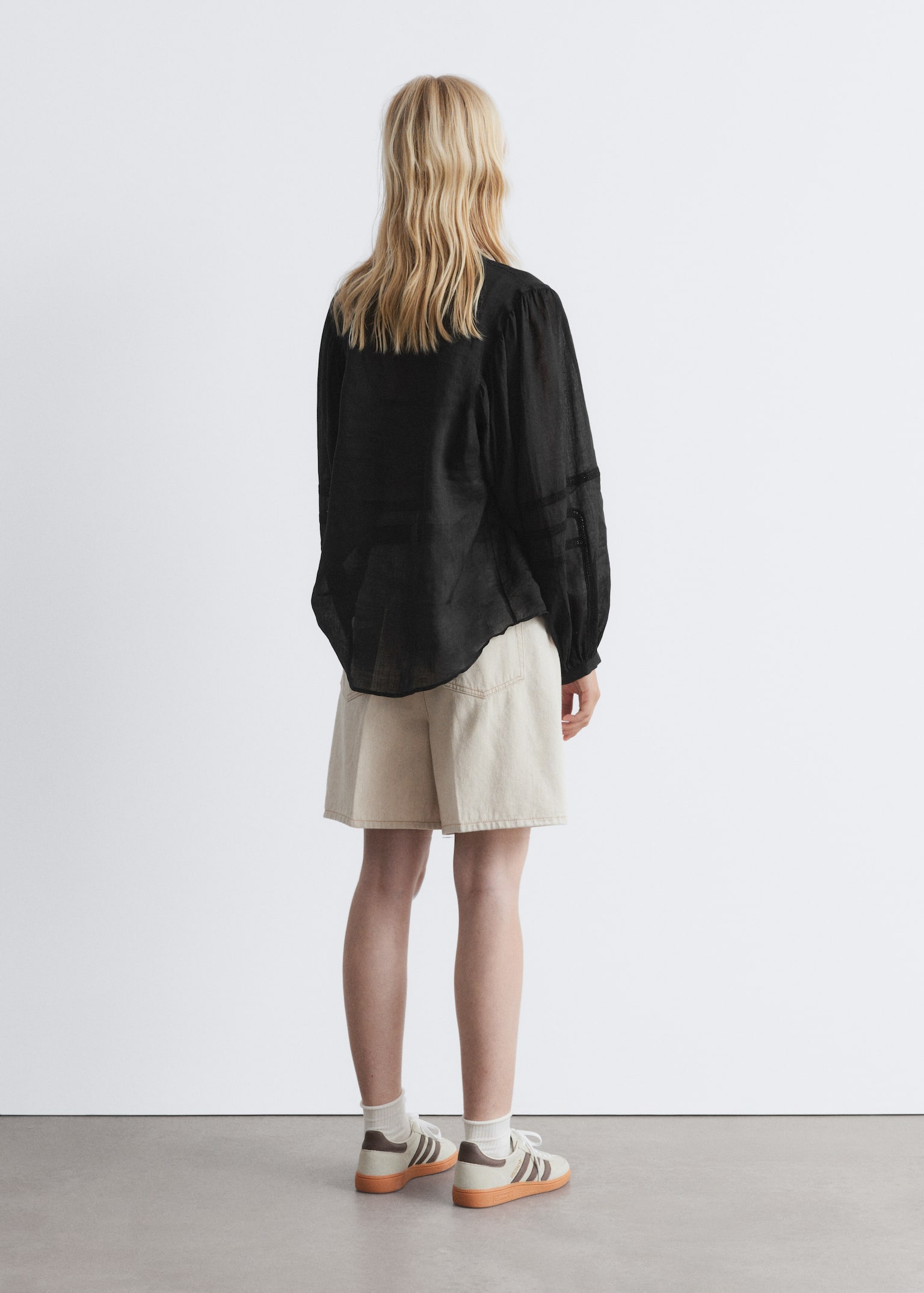 Blouse met volumineuze mouwen - Zwart - 5