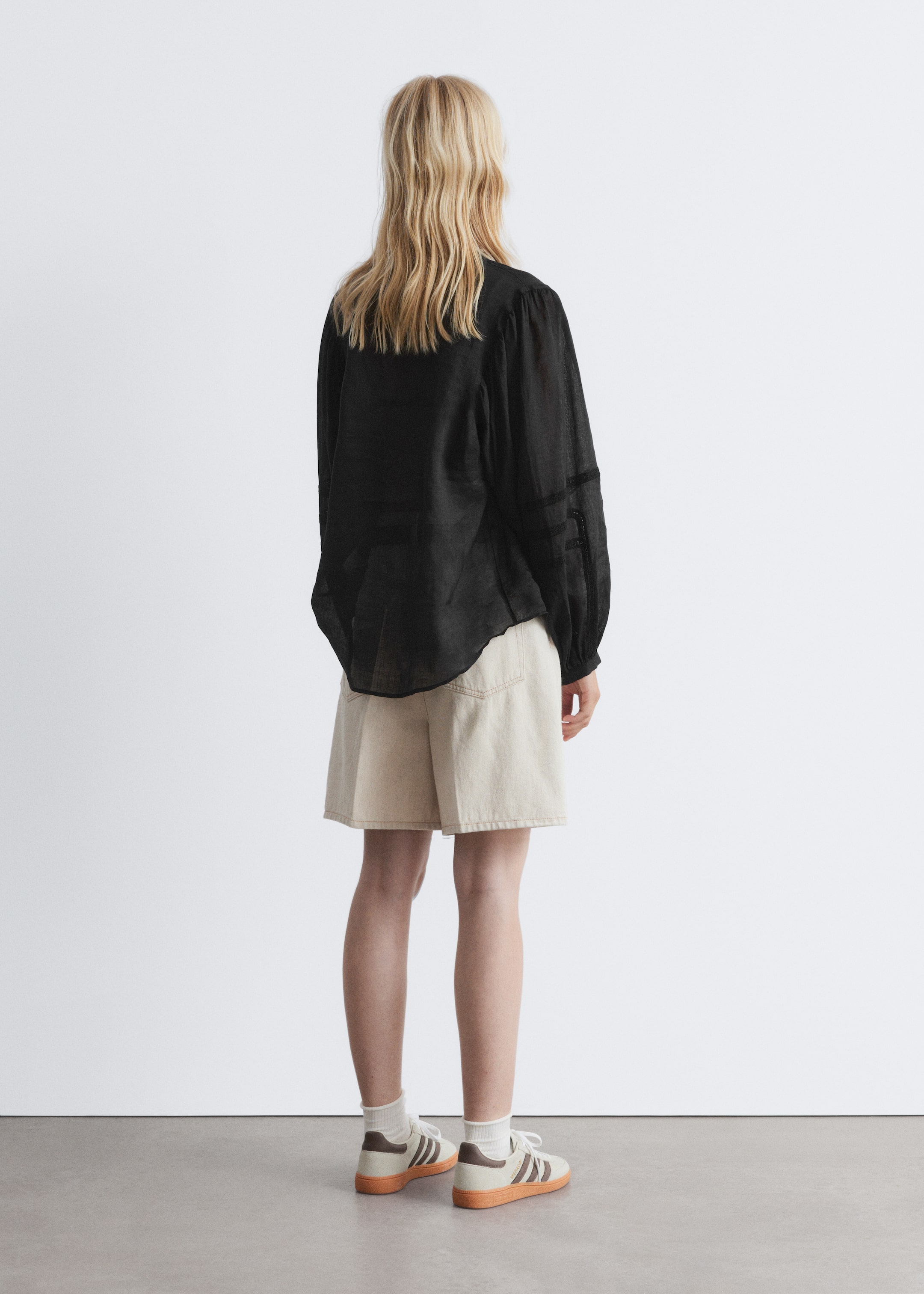 Visa större bild: Blus med voluminösa ärmar - Svart - DAM | H&M SE 6